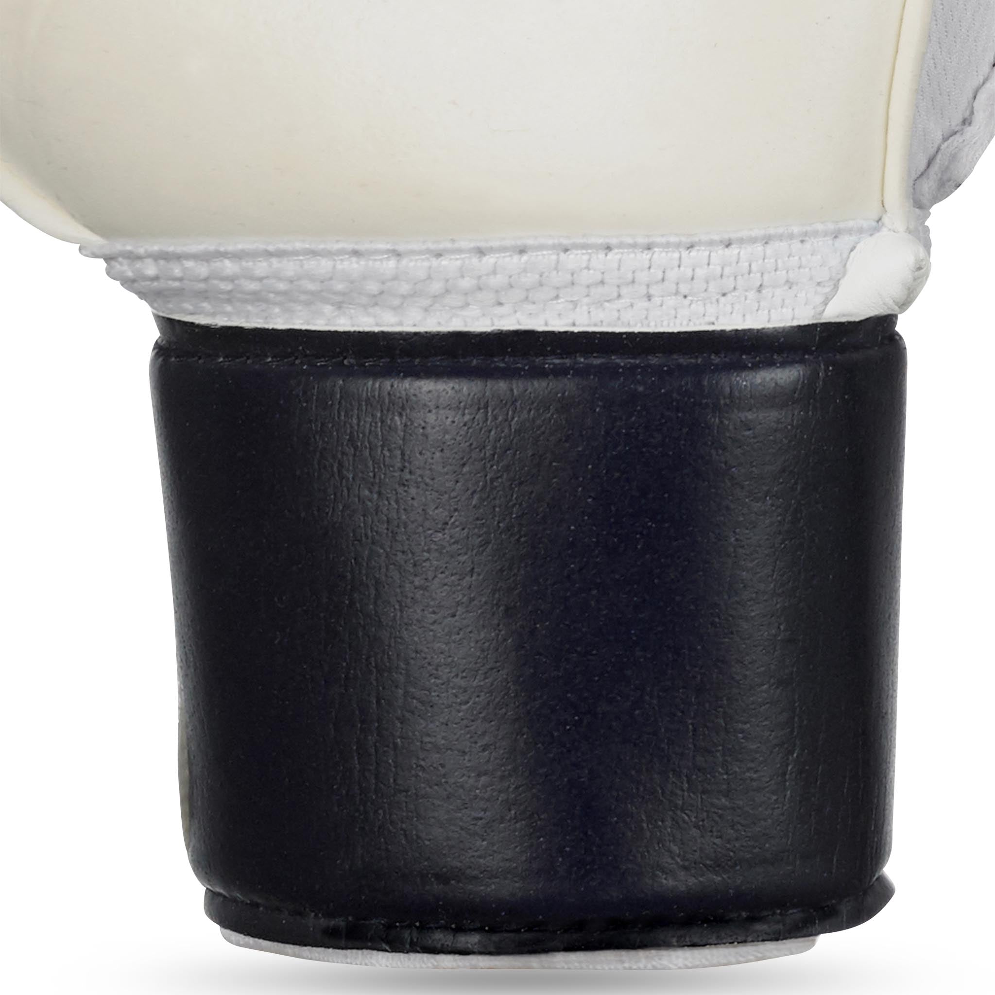 Nærbillede af Gloves 04 Protection v24 målmandshandsker til fodbold med sort håndledsmanchet og hvid overdel.