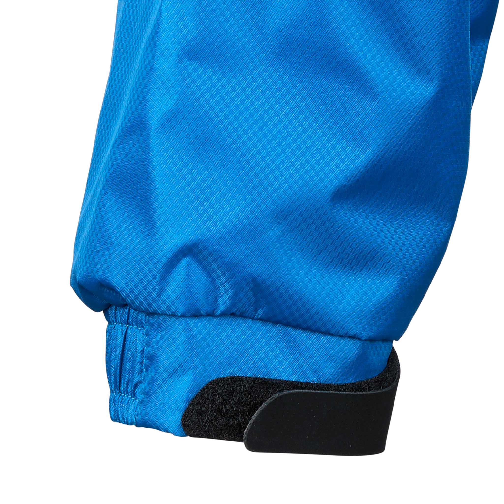 Nærbilde av blå All-weather jacket Monaco v24 mansjett med sort borrelås, Match & Training wear.