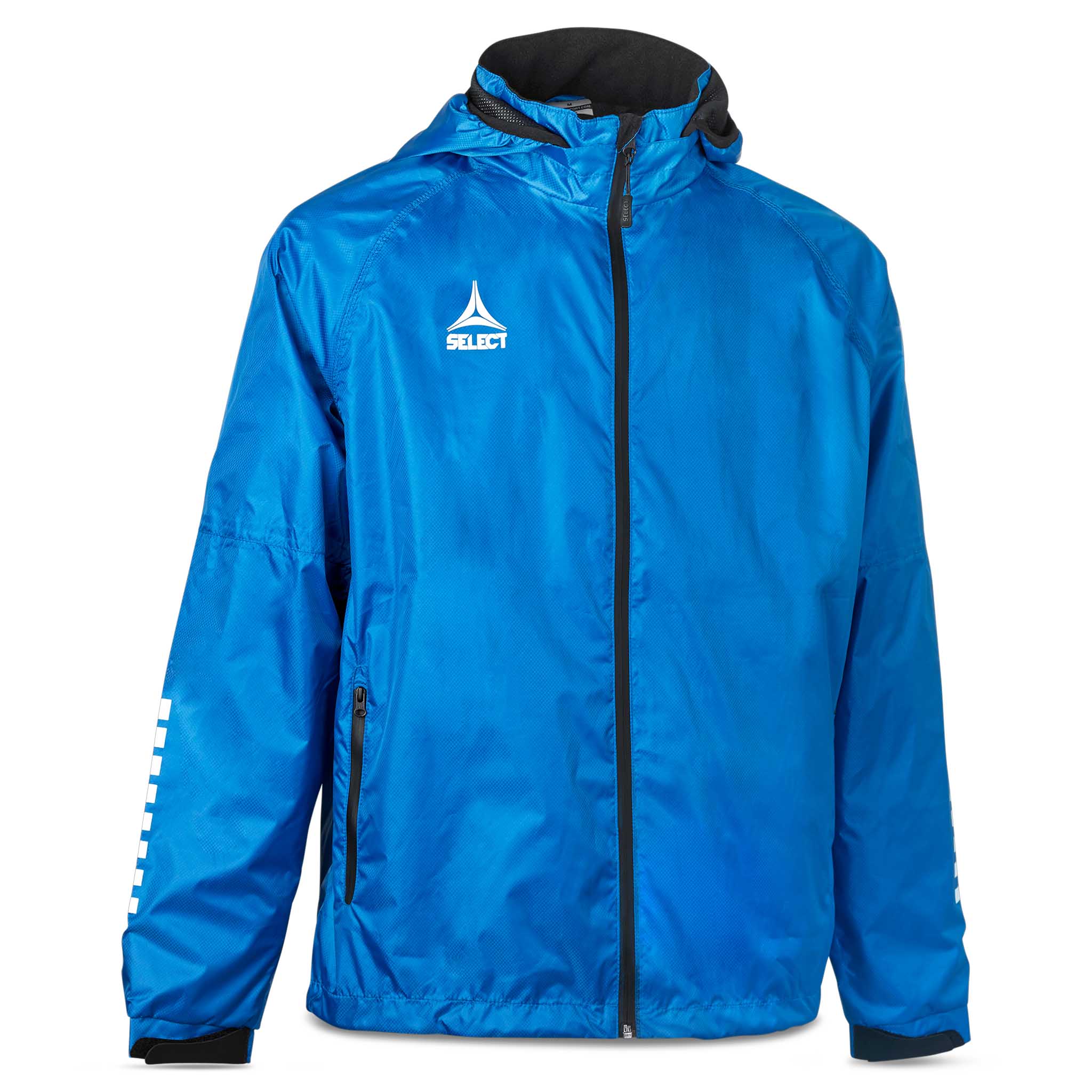 Forfra av blå All-weather jacket Monaco v24 med svart hette og glidelås, hvit logo. Match & Training fotballtøy.