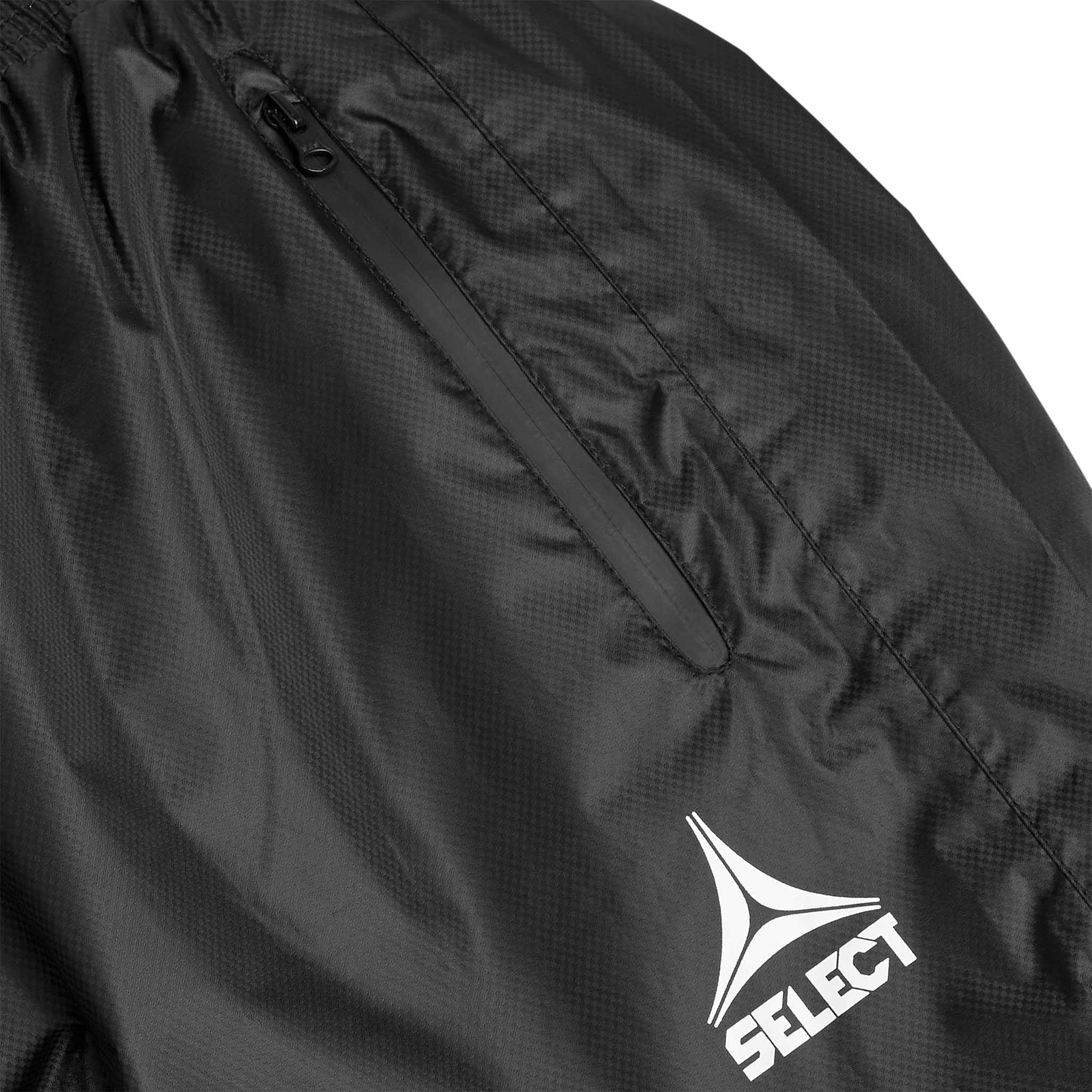 Nærbilde av sorte All-weather pants Monaco v24 med glidelåslomme og Select-logo. Kamp- og treningstøy til fotball.