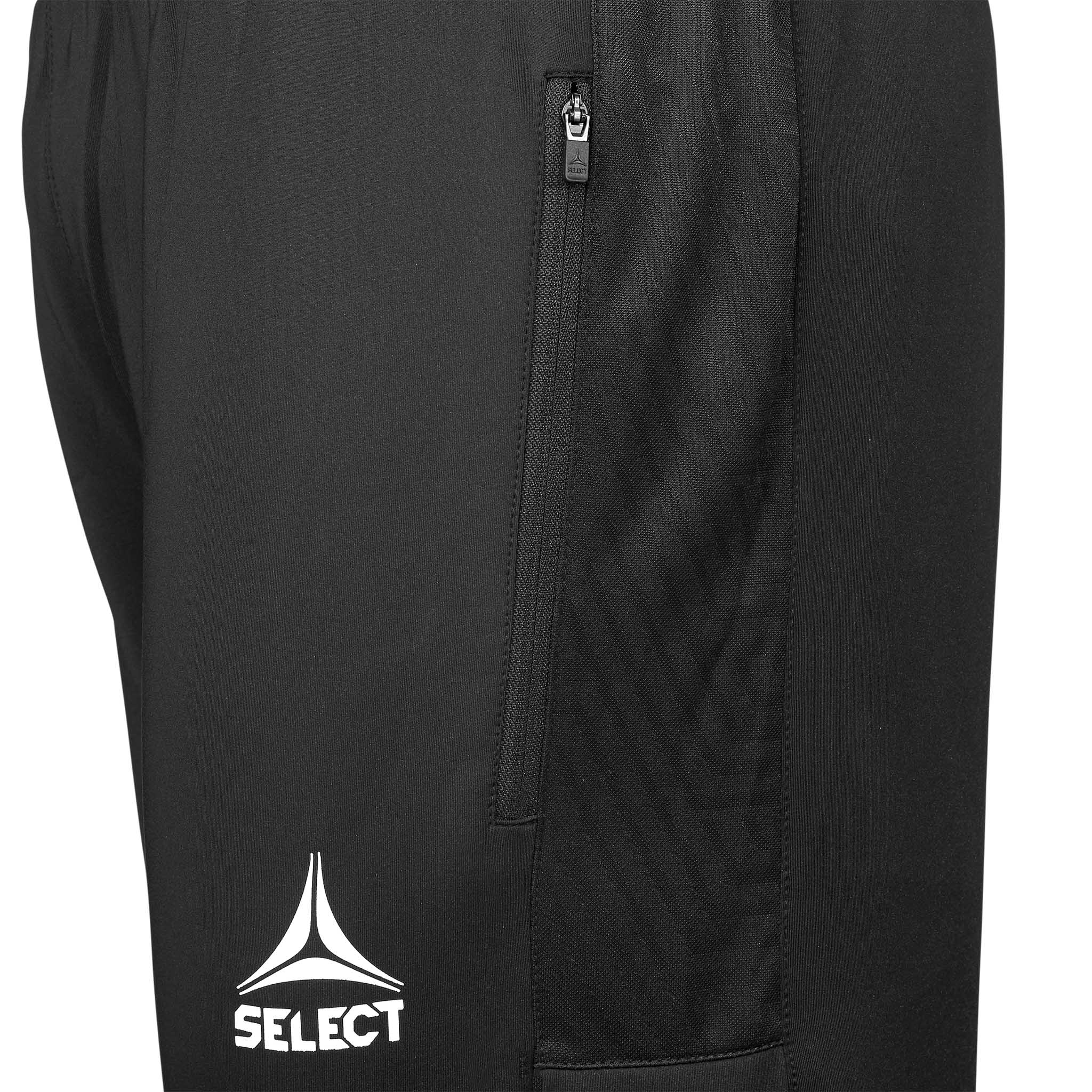 Nærbilde av svarte Training pants Regular Fit Monaco v24, Match & Training wear, hvit logo og glidelåslomme.