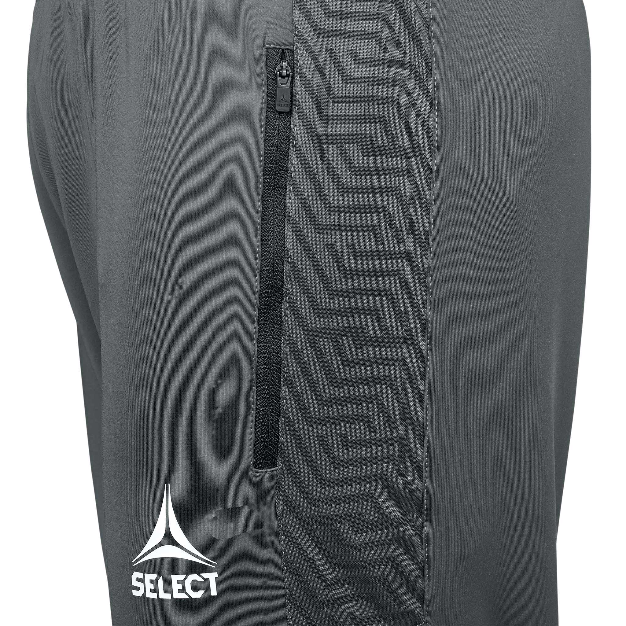 Nærbilde av grå Training pants Regular Fit Monaco v24, fotball Match & Training wear, viser glidelåslomme og logo.