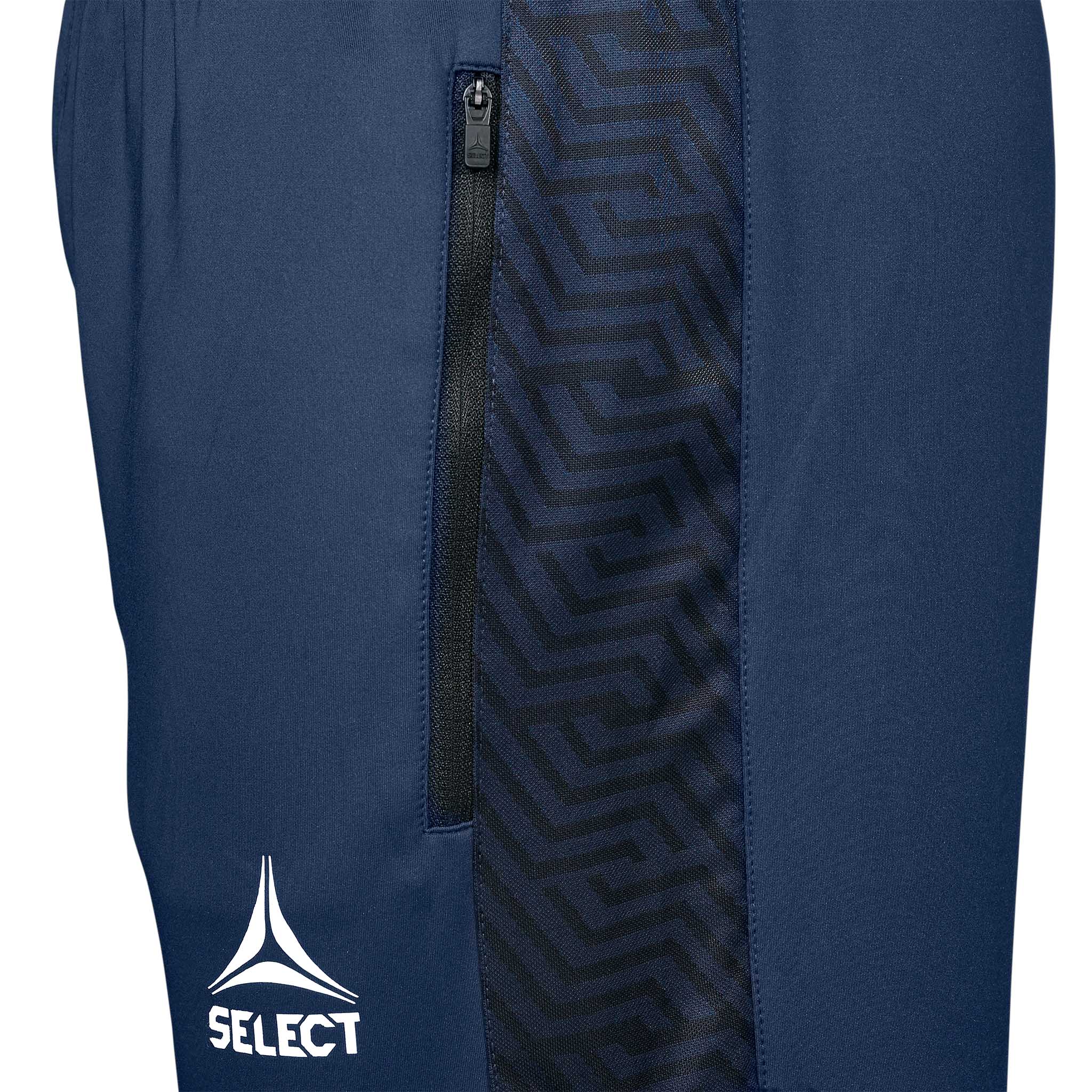 Nærbilde av marineblå Training pants slim fit Monaco v24, Match & Training wear, med glidelåslomme, geometrisk mønster og hvit logo.
