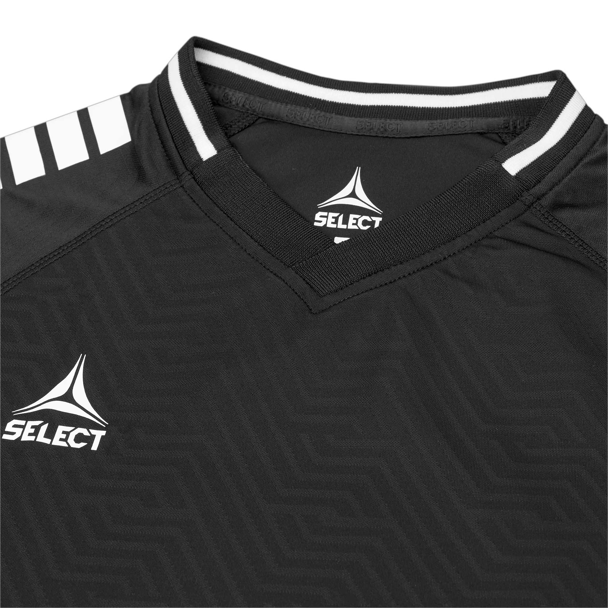 Nærbilde av sort Player shirt S/S Monaco v24, Match & Training wear, hvit V-halskant, skulderstriper og logo