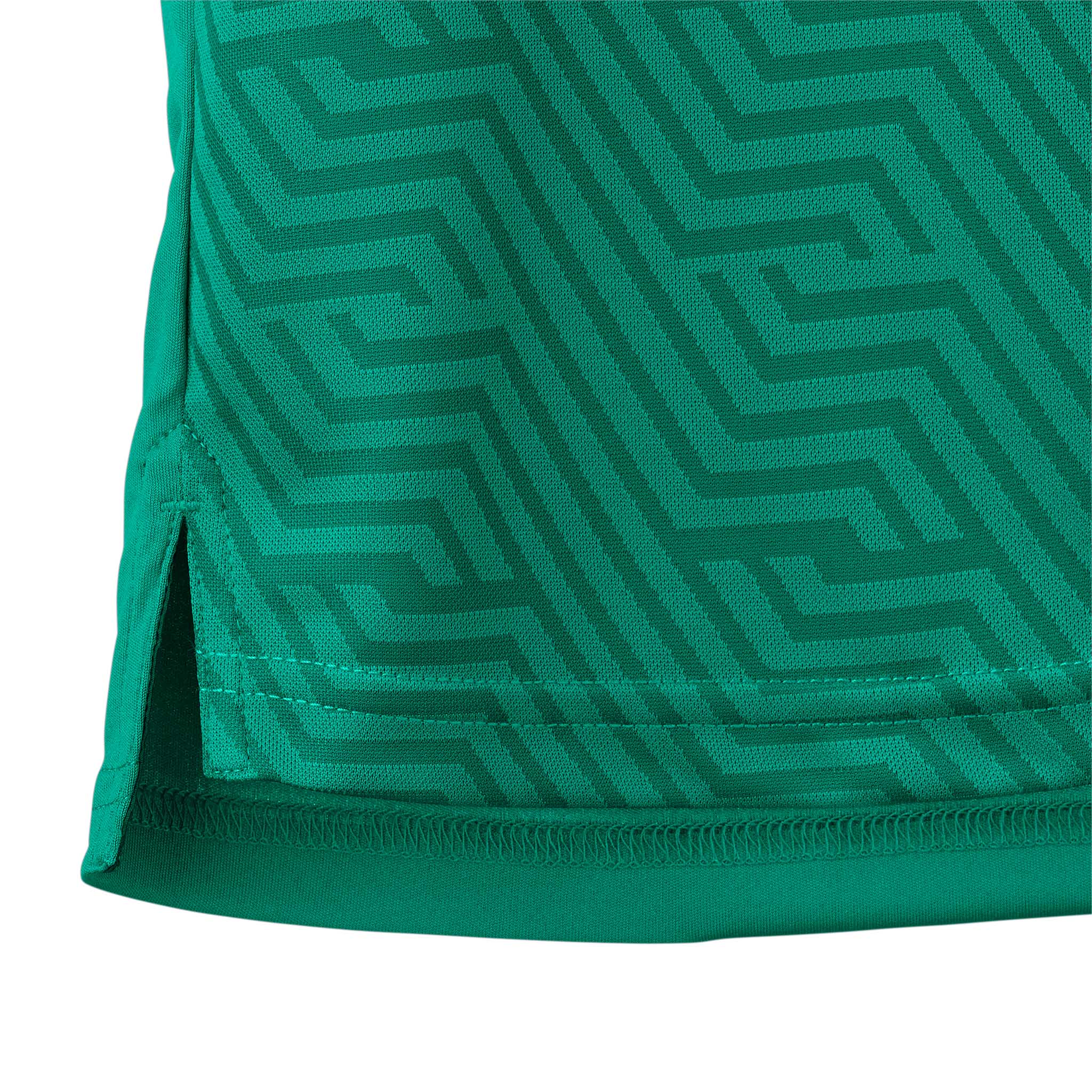 Nærbilde av grønn Player shirt S/S Monaco v24 fotball kamp- & treningstøy, geometrisk mønster og sidekant