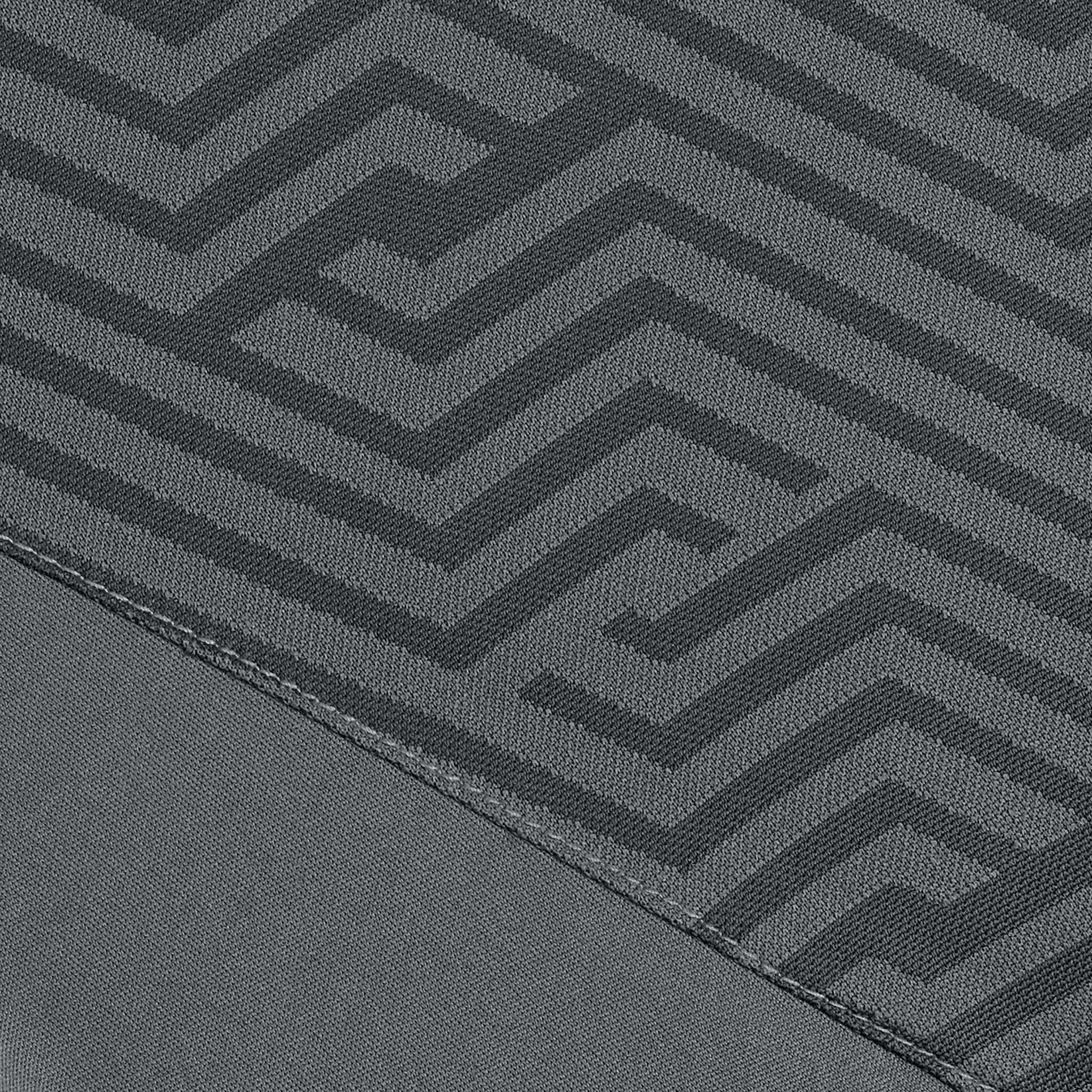 Nærbilde av Player shirt S/S Monaco v24, Match & Training wear, med grått geometrisk labyrintmønster i stoffet