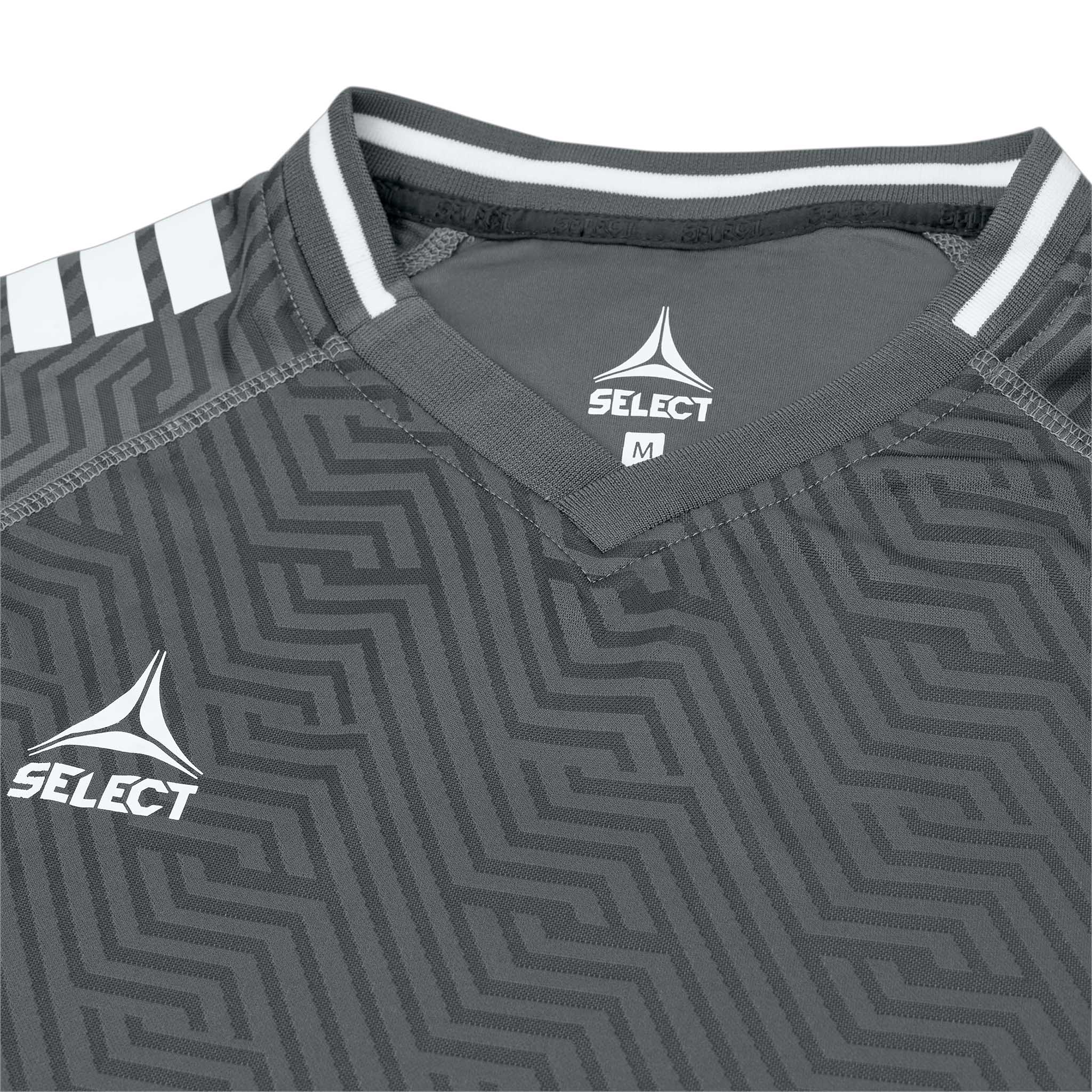 Nærbilde av grå-hvit Player shirt S/S Monaco v24 fotball Match & Training wear, V-hals med Select-logo.