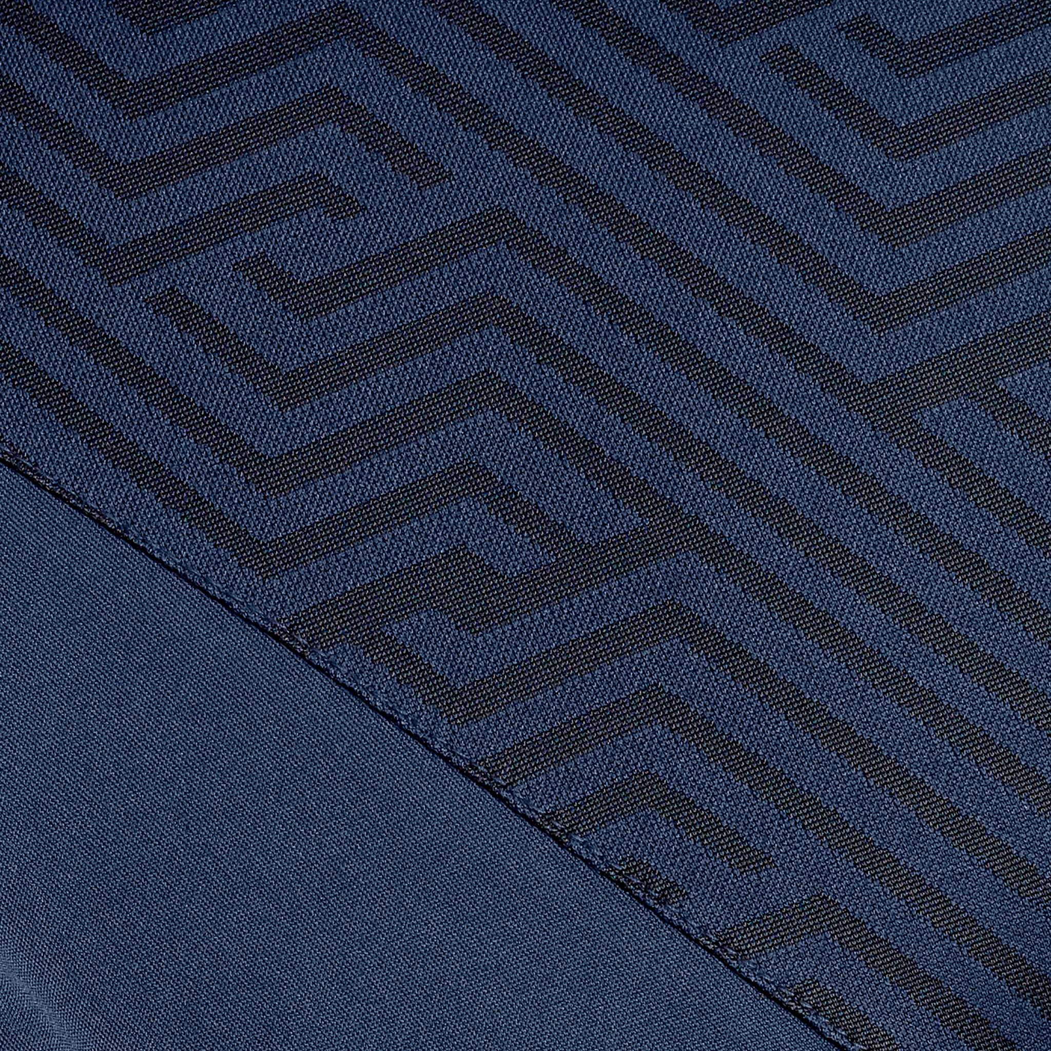 Nærbilde av Player shirt S/S Monaco v24 Match & Training wear, marineblått stoff med geometrisk labyrintmønster