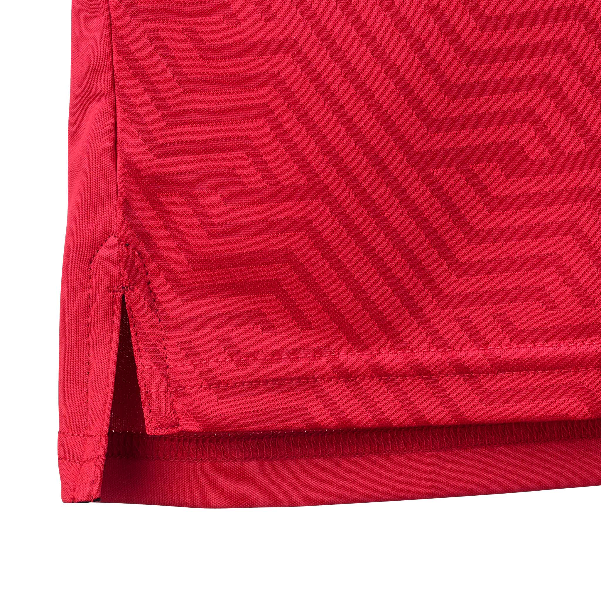 Nærbilde av Player shirt S/S Monaco v24, Kamp- & Treningstøy, rødt stoff med geometrisk mønster og sidesøm.