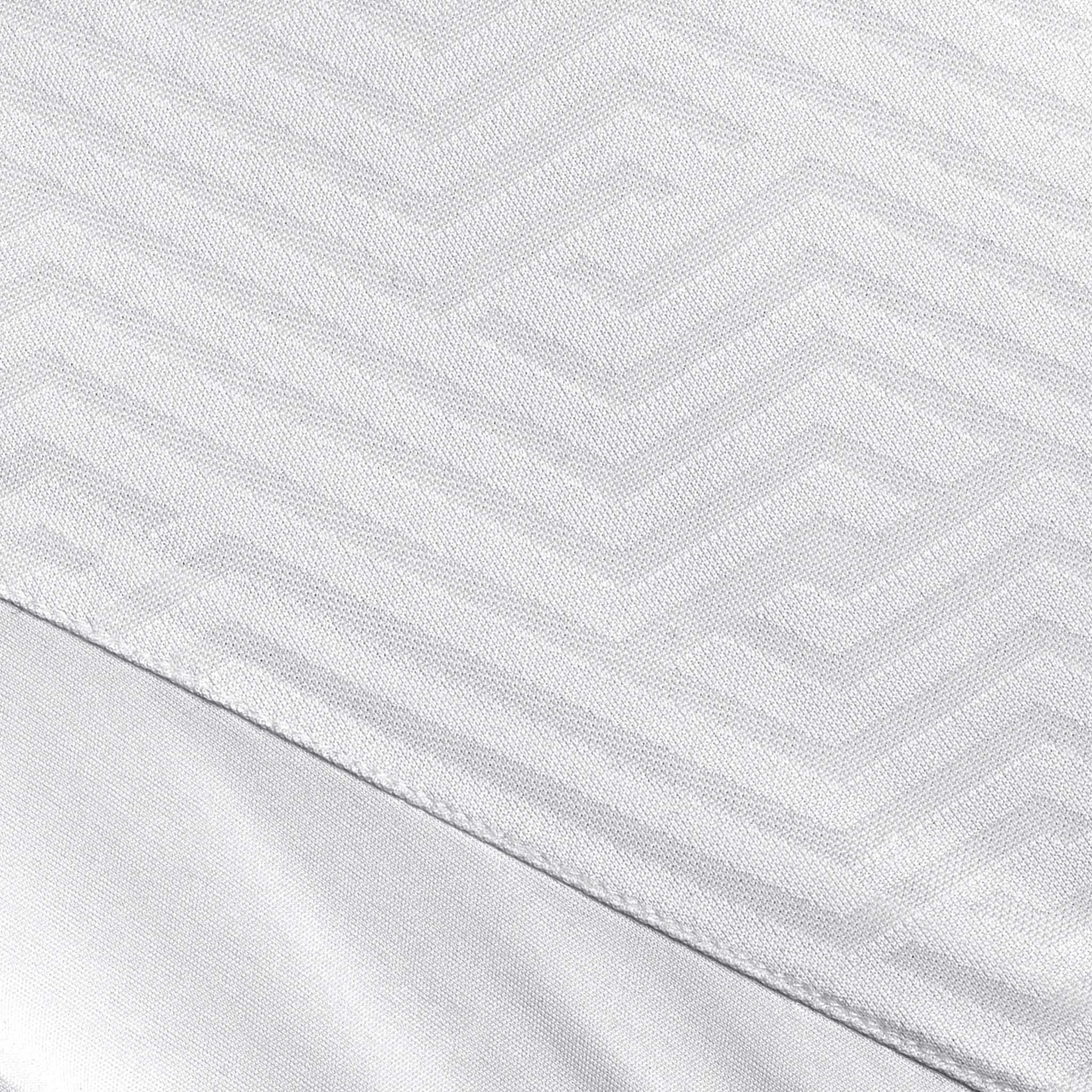 Nærbilde av hvit Player shirt S/S Monaco v24, Match & Training wear, som viser geometrisk strukturert stoffdetalj.