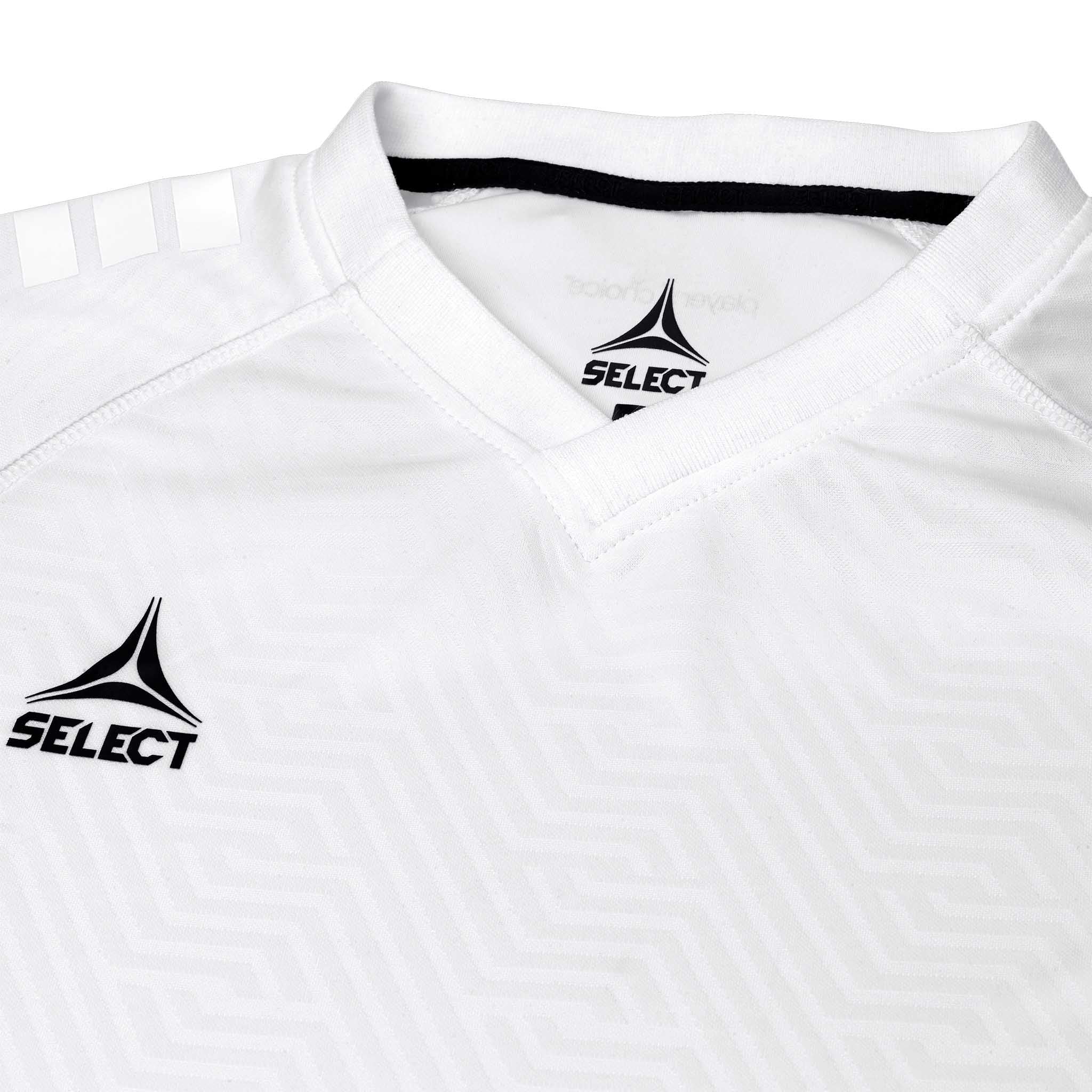 Nærbilde av hvit Player shirt S/S Monaco v24 fotball Match & Training wear med sort V-hals og logo