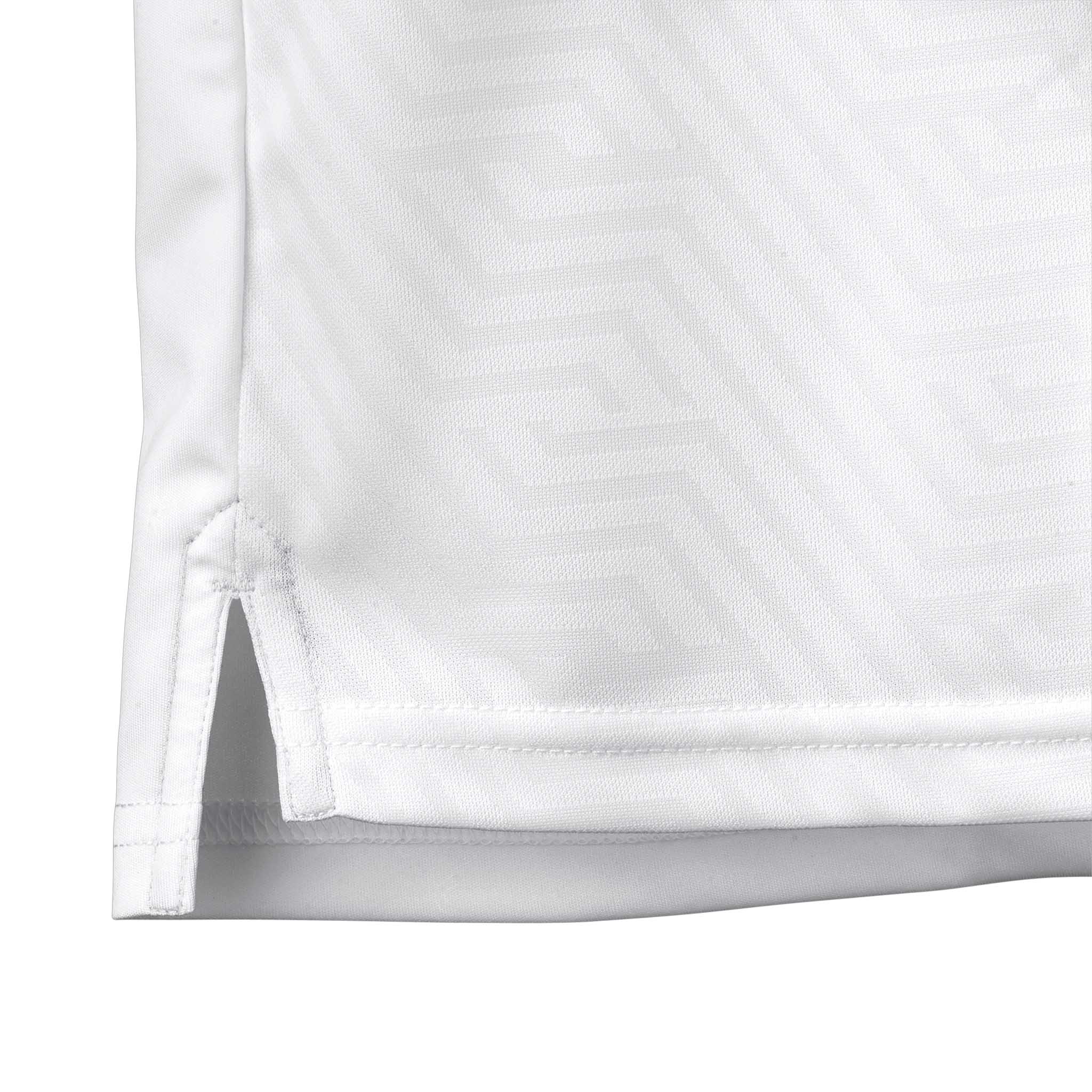 Nærbilde av hvit Player shirt S/S Monaco v24, Kamp- og treningstøy, viser kant med sideslits og geometrisk mønster.