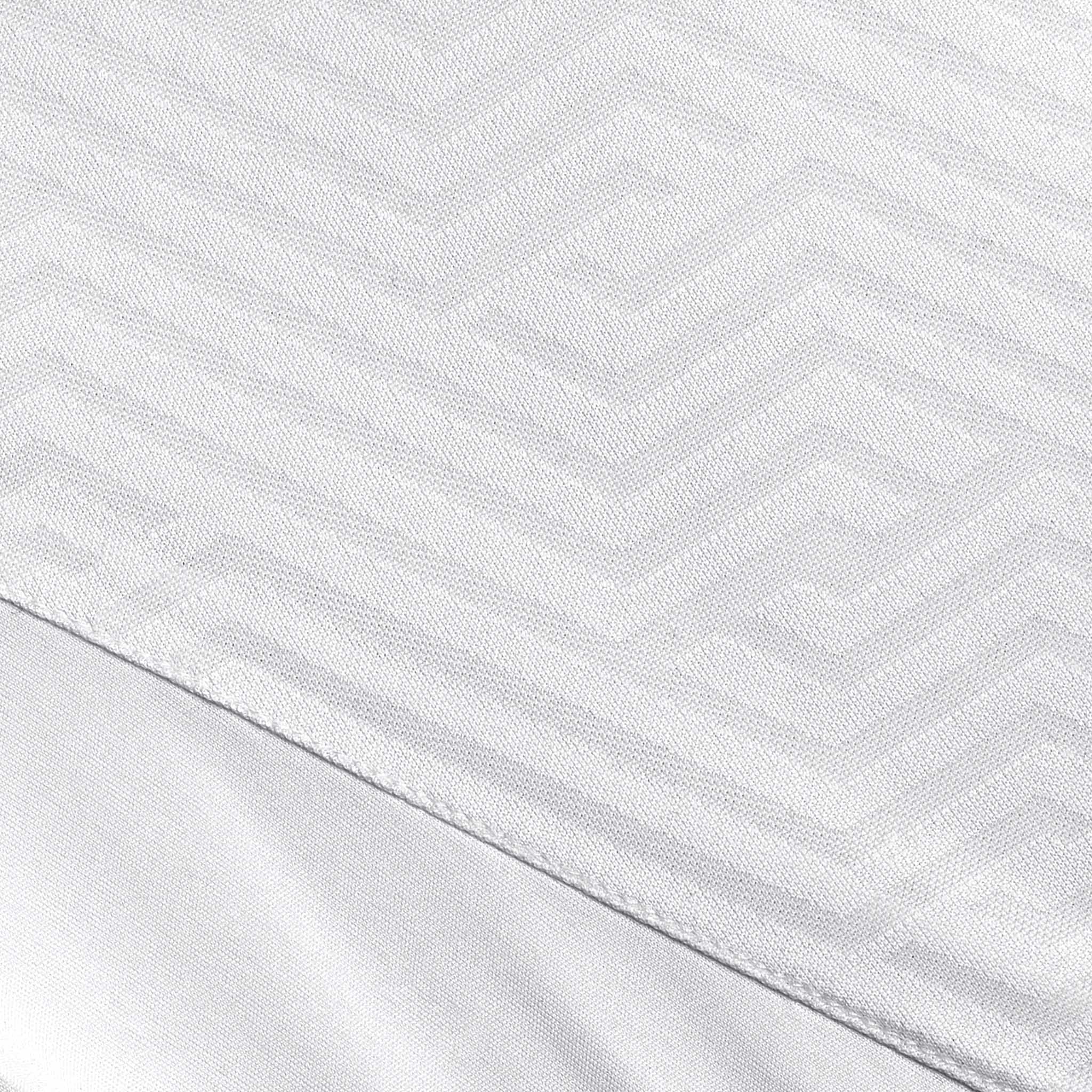 Nærbilde av hvit Player shirt S/S Monaco v24, fotball Match & Training wear, med geometrisk strukturert stoff.