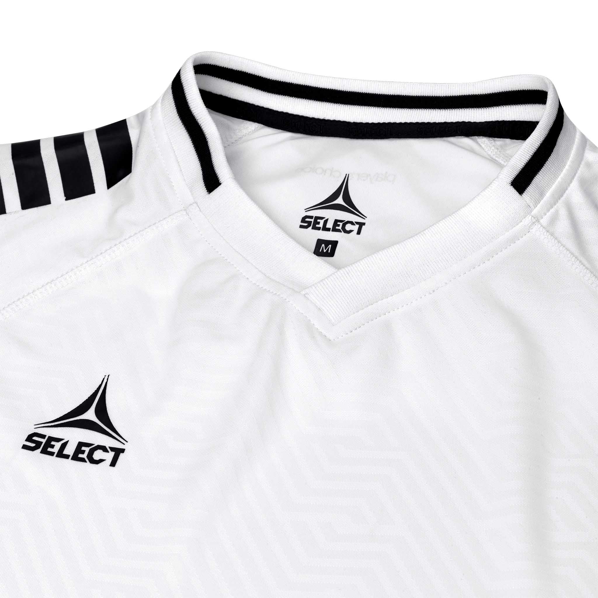 Nærbilde av hvit Player shirt S/S Monaco v24, fotball Match & Training wear, sort V-hals og logo.