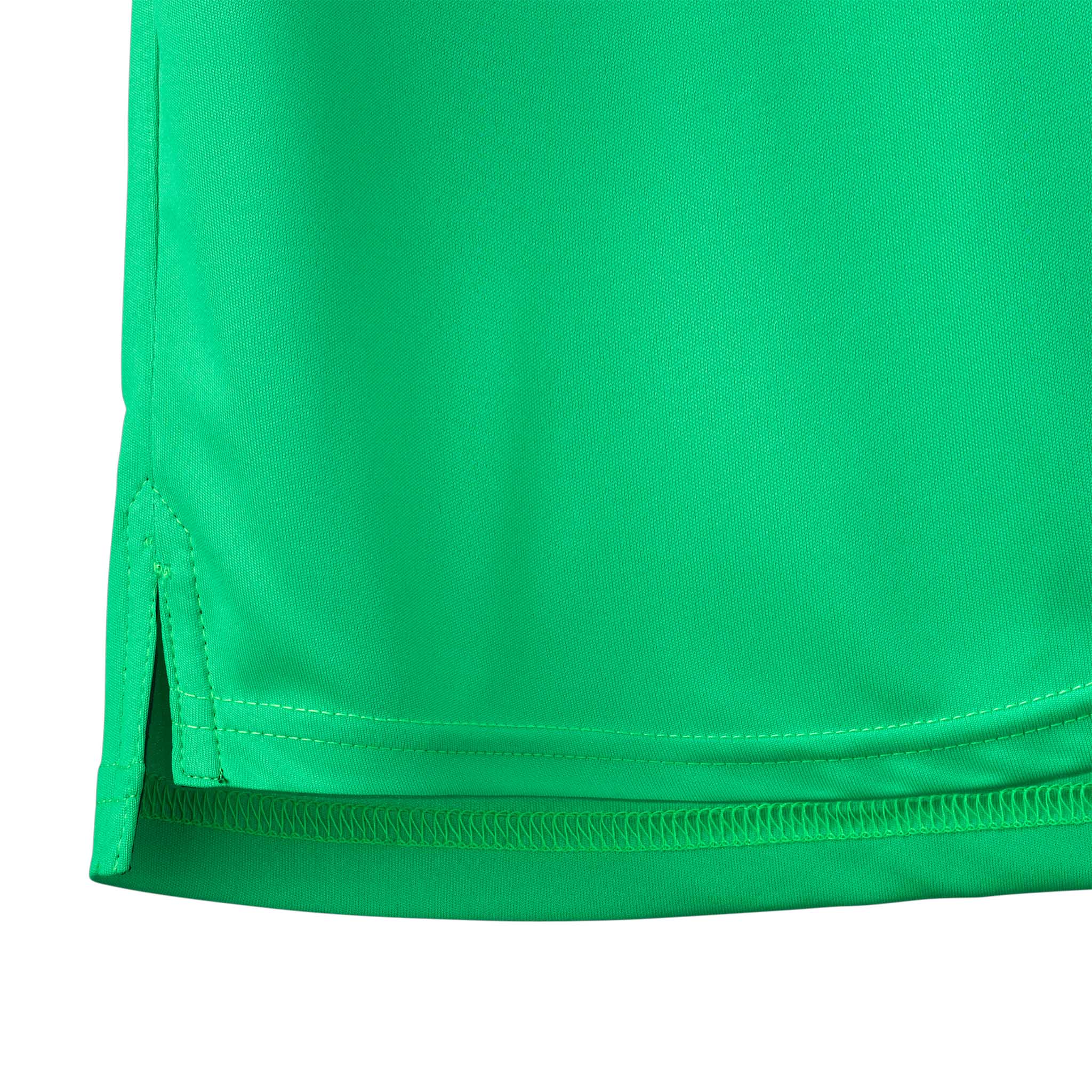 Nærbilde av grønn Goalkeeper shirt Monaco v24, keeperklær, som viser kant og sidesplitt på fotballtrøye.