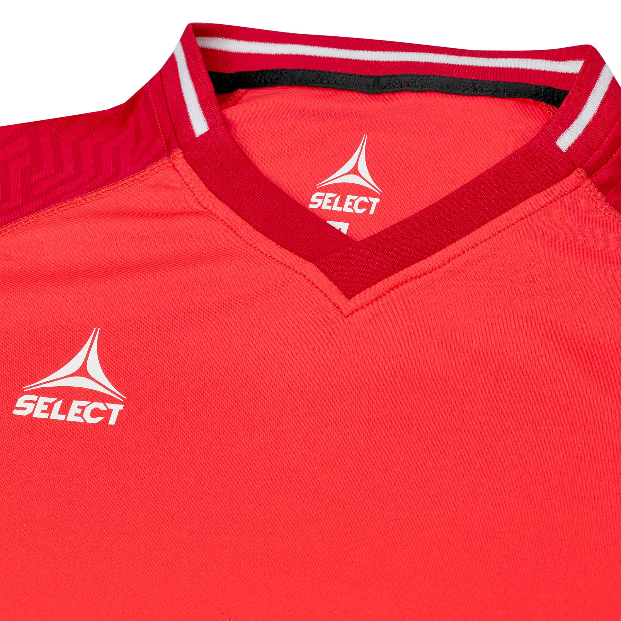 Nærbilde av rød keepertrøye Monaco v24, keeperklær, med V-hals, hvit kant og Select-logo.