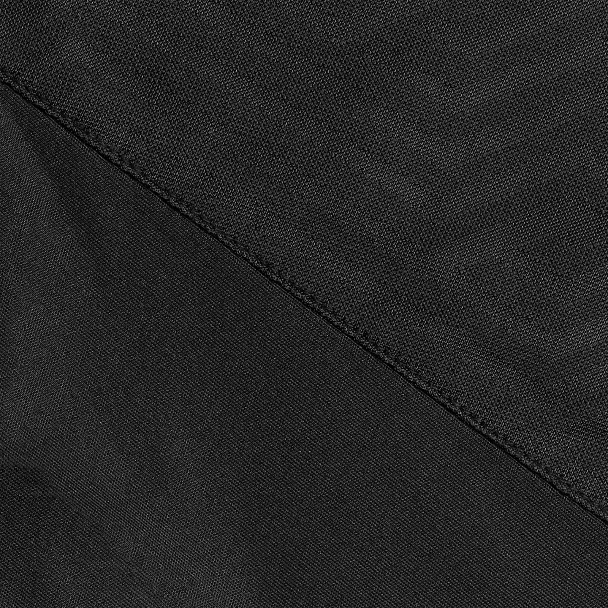 Nærbilde av Technical Polo Monaco v24 fritidsklær, sort og hvitt stoff med diagonal sydd sømdetalj