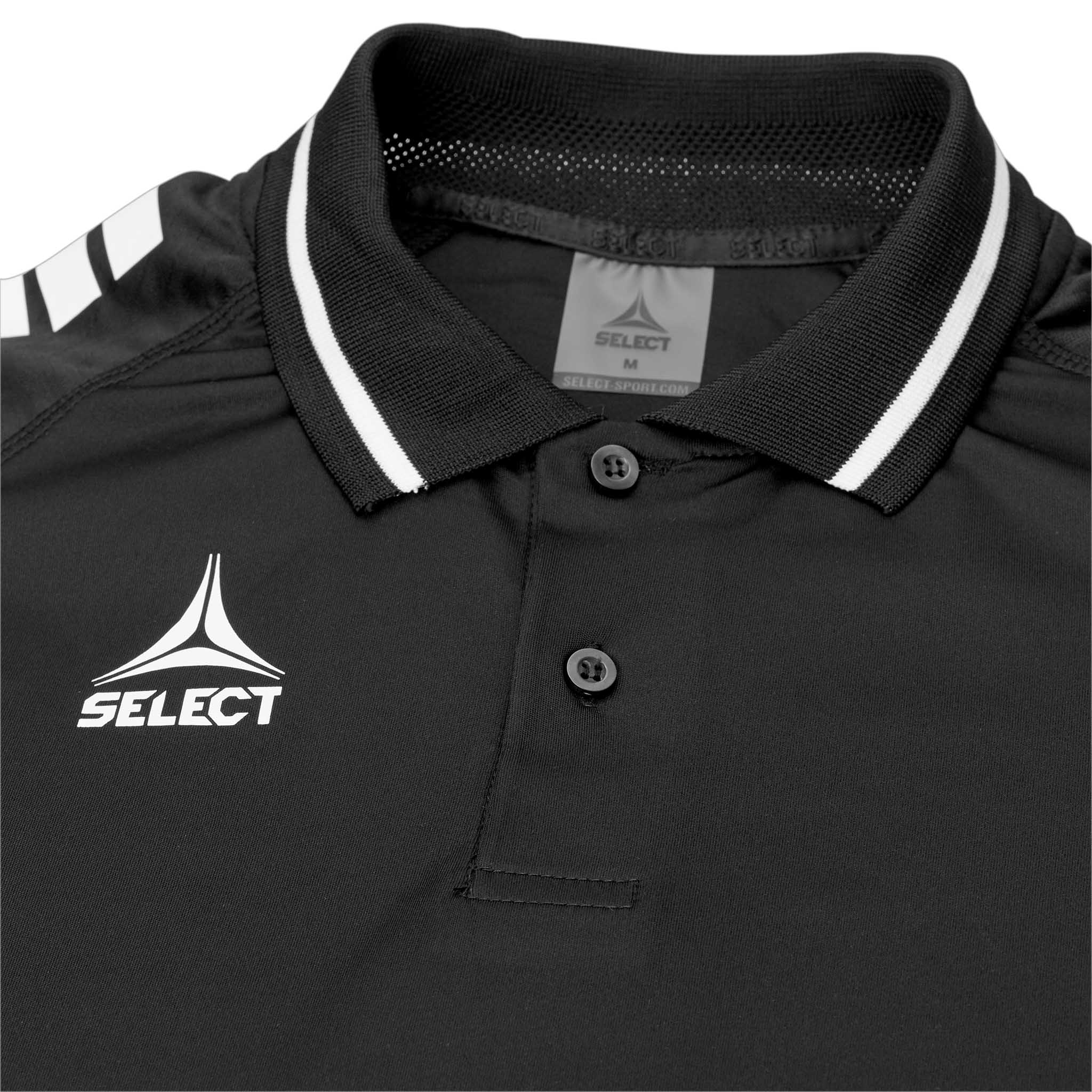 Nærbilde av svart Technical Polo Monaco v24 fritidstøy med hvit logo, krage og knappedetalj.