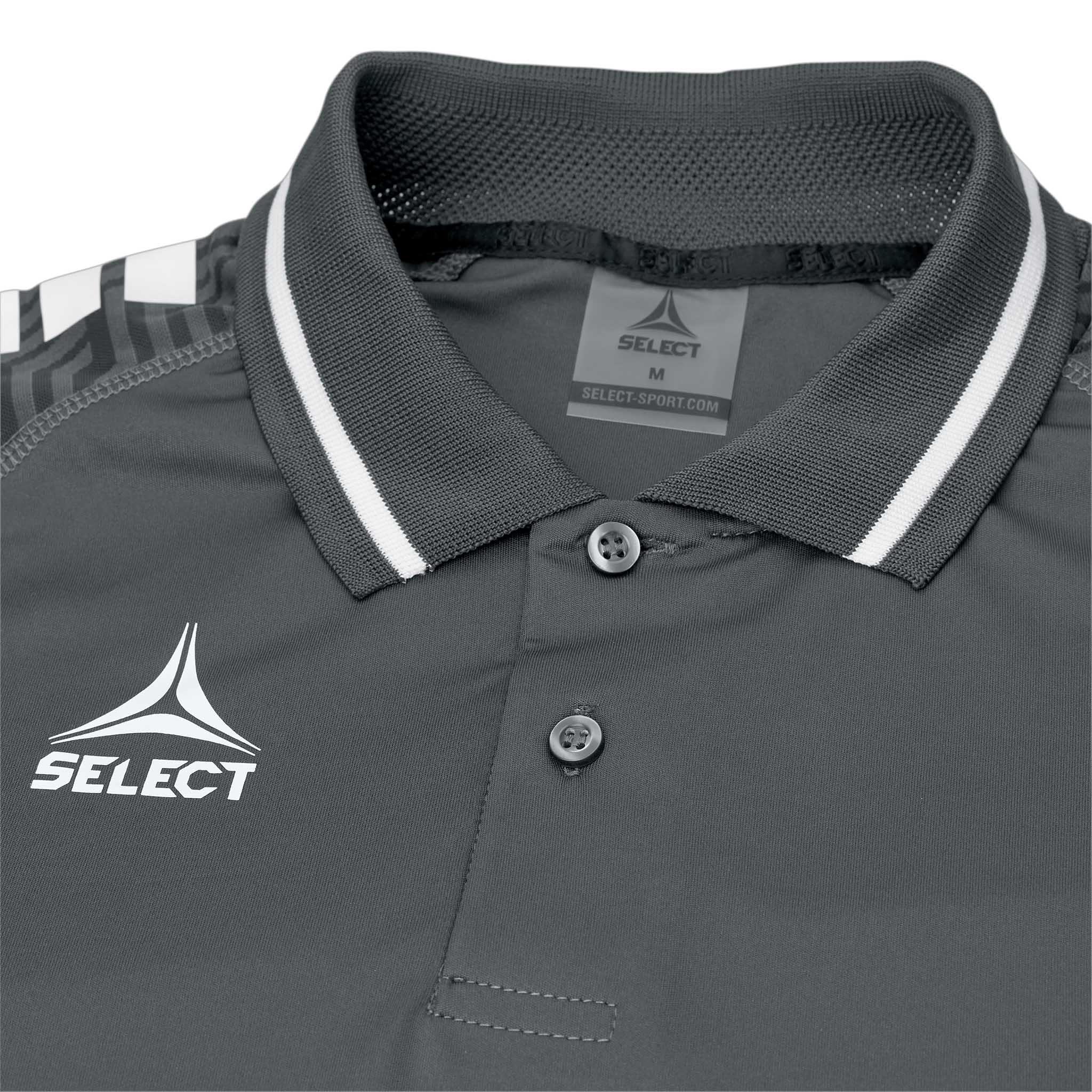 Nærbilde av grå Technical Polo Monaco v24 fritidsklær med krage, hvit kant, knapper og Select-logo.