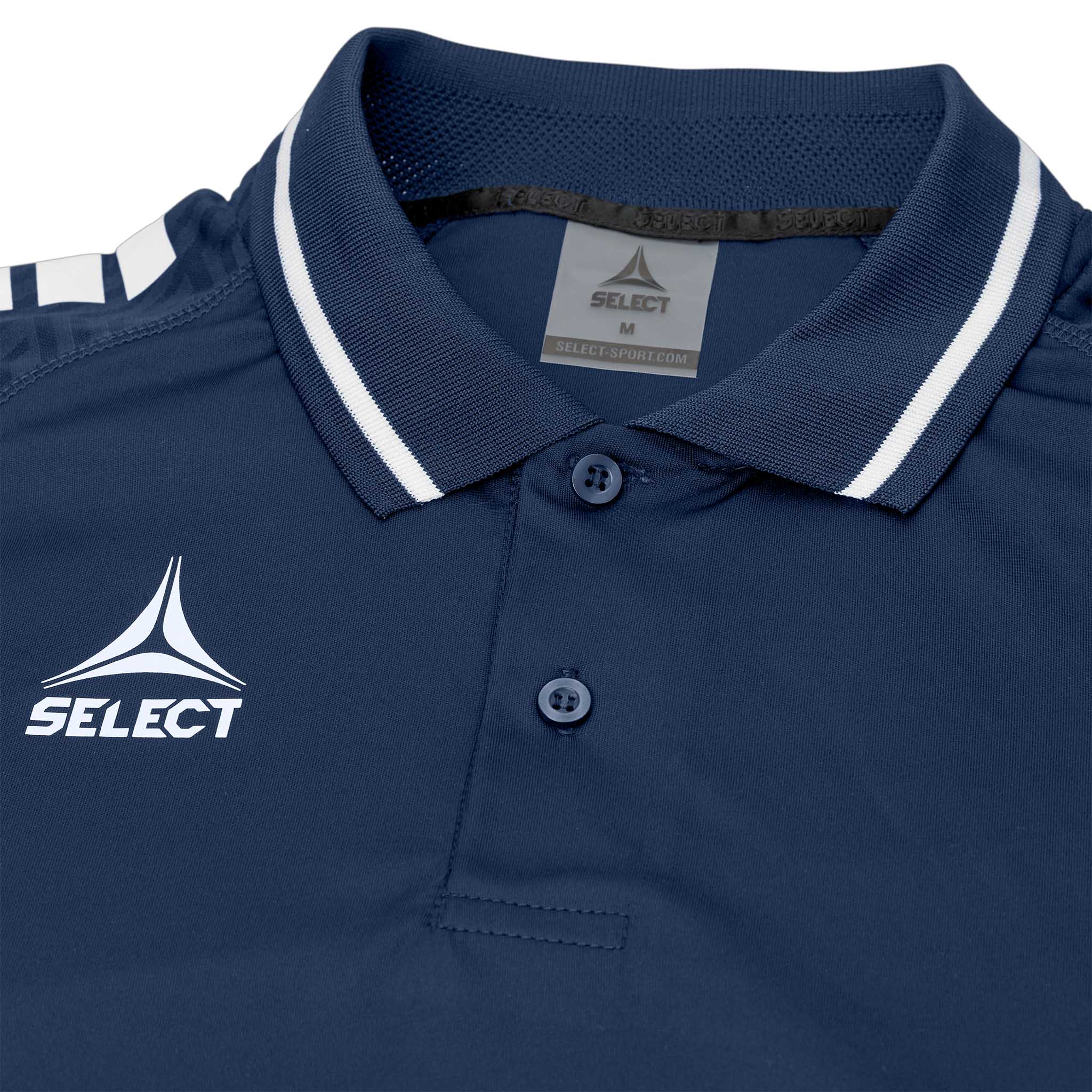 Nærbilde av marineblå Technical Polo Monaco v24 fritidsklær med hvit logo, krage og knappdetalj.