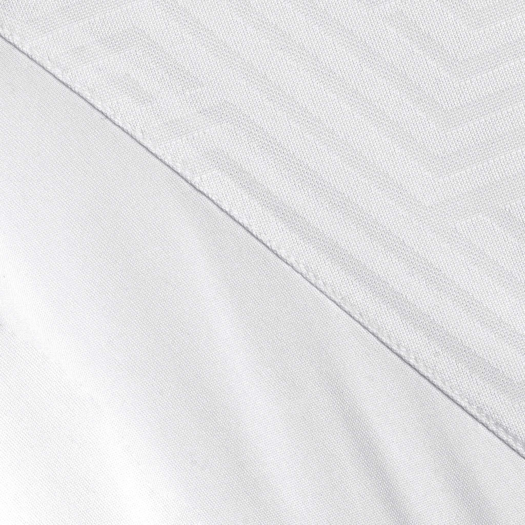 Nærbilde av hvit Technical Polo Monaco v24 fritidsklær, som viser geometrisk mønstret og glatt stoff.
