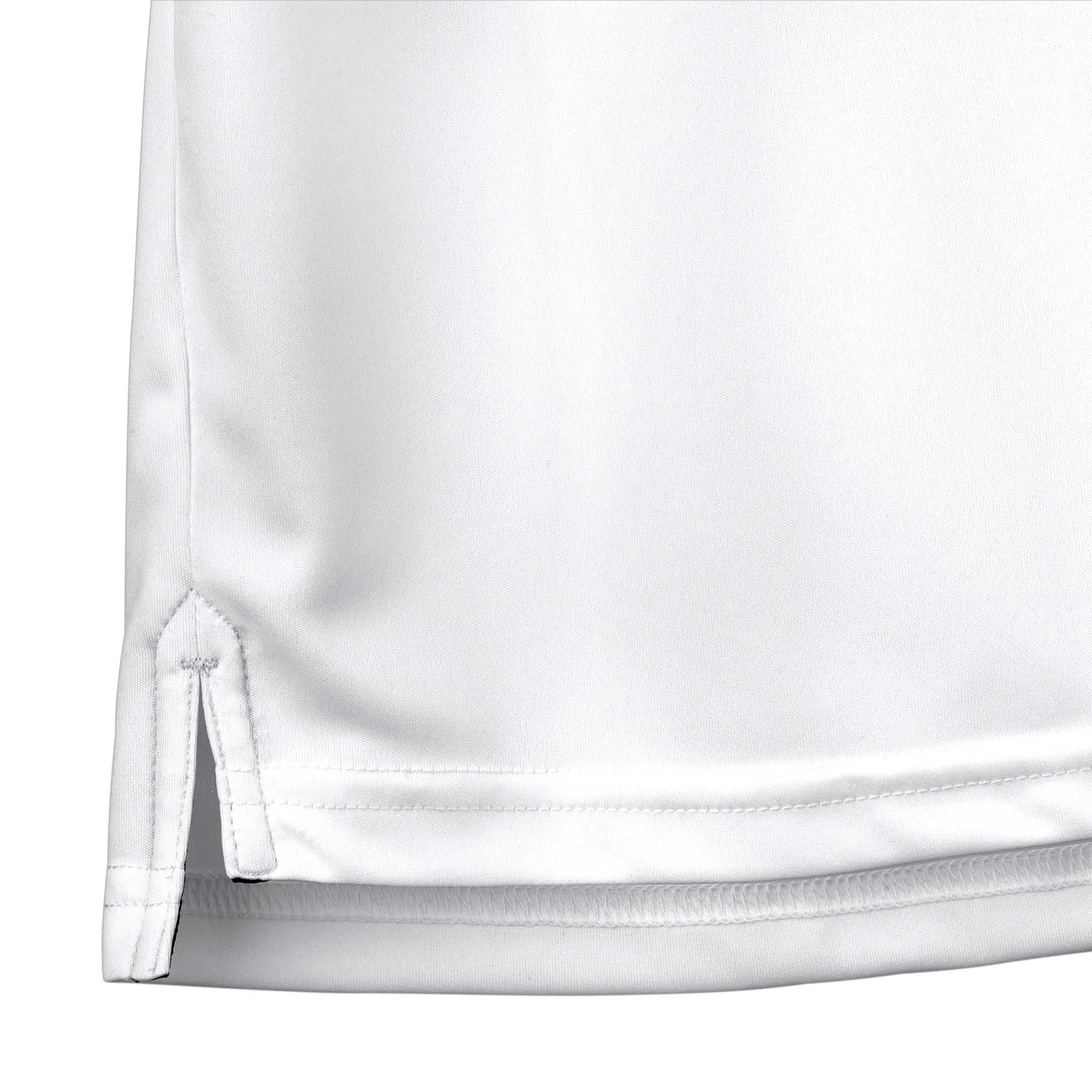Nærbilde av hvit Technical Polo Monaco v24 fritidsklær, som viser sidesømmen og splitten.