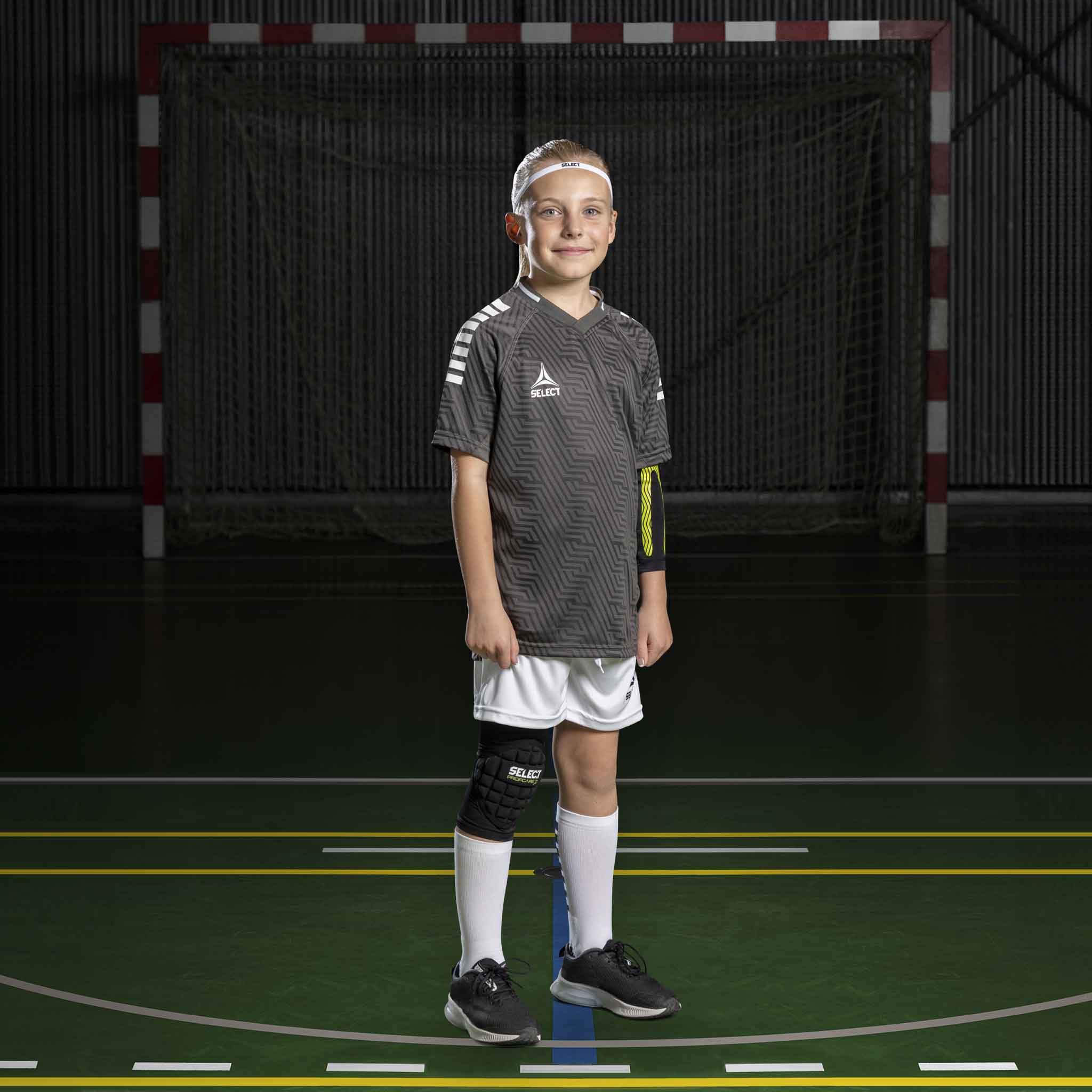Håndballgutt i hvite Player shorts Monaco v24, Match & Training wear, sett forfra på innendørsbane.