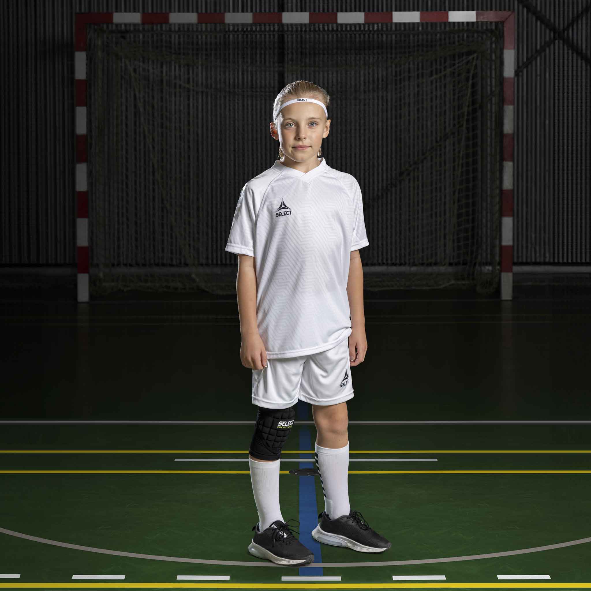 Håndballjente i hvite Player shorts Monaco v24 og matchende trøye, Match & Training wear, på innendørs bane.