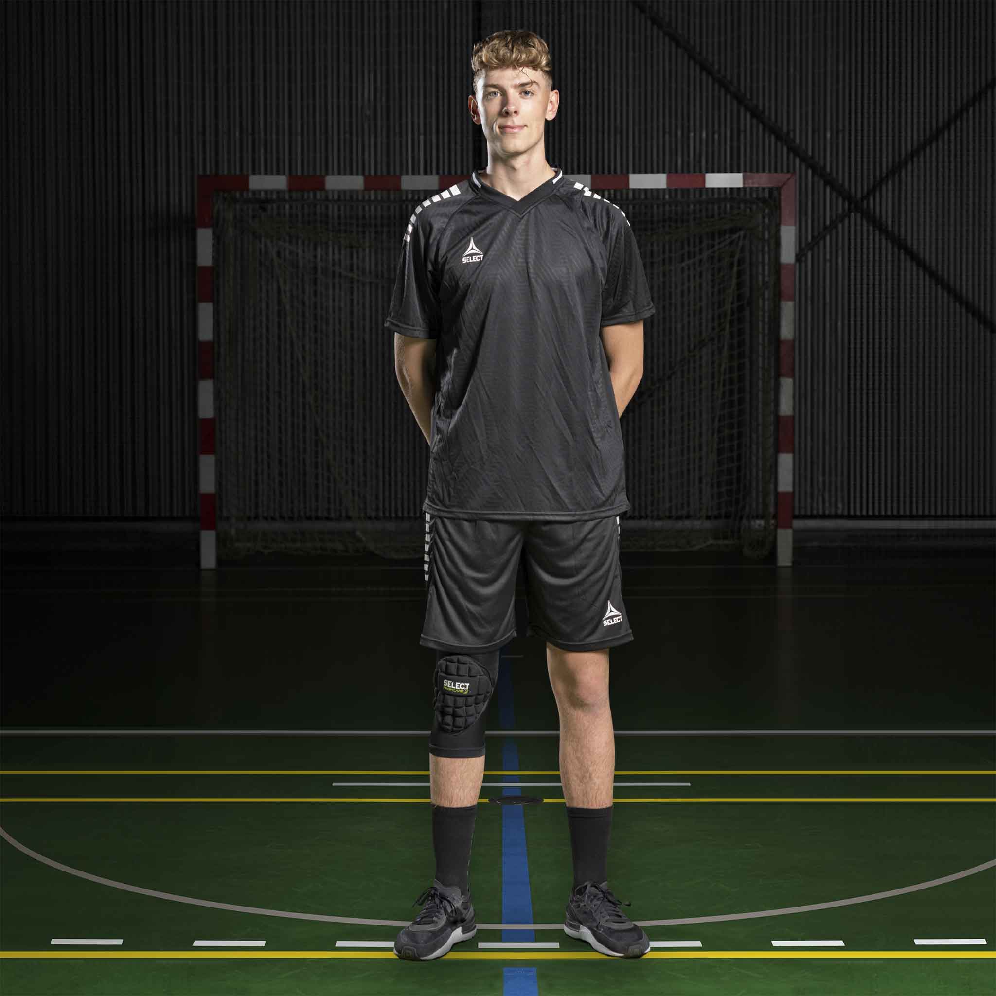 Mannlig håndballspiller i sort/hvit Player shirt S/S Monaco v24, Match & Training wear, forfra på banen.