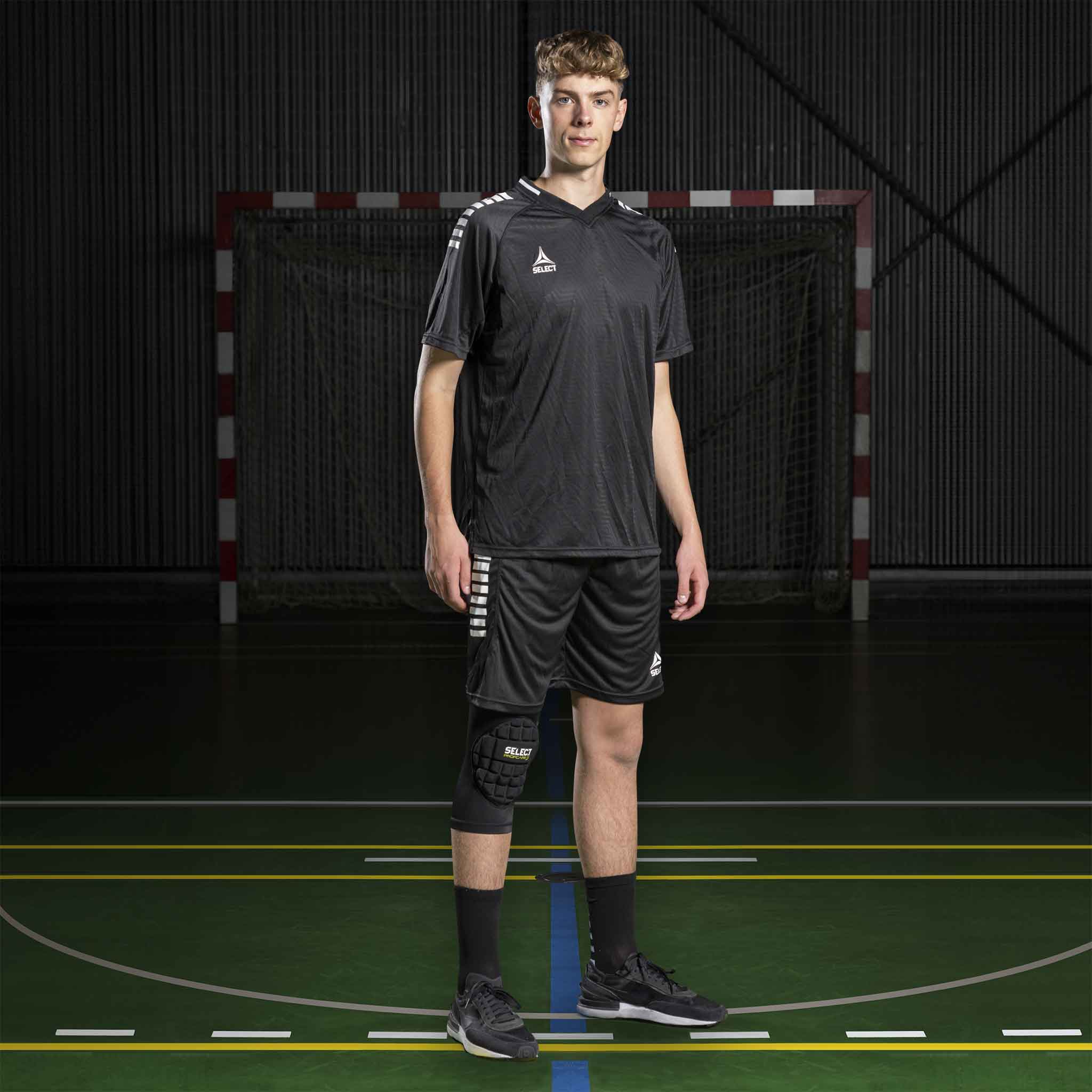 Mannlig håndballspiller i sort/hvit Player shirt S/S Monaco v24, Match & Training wear, forfra på banen.
