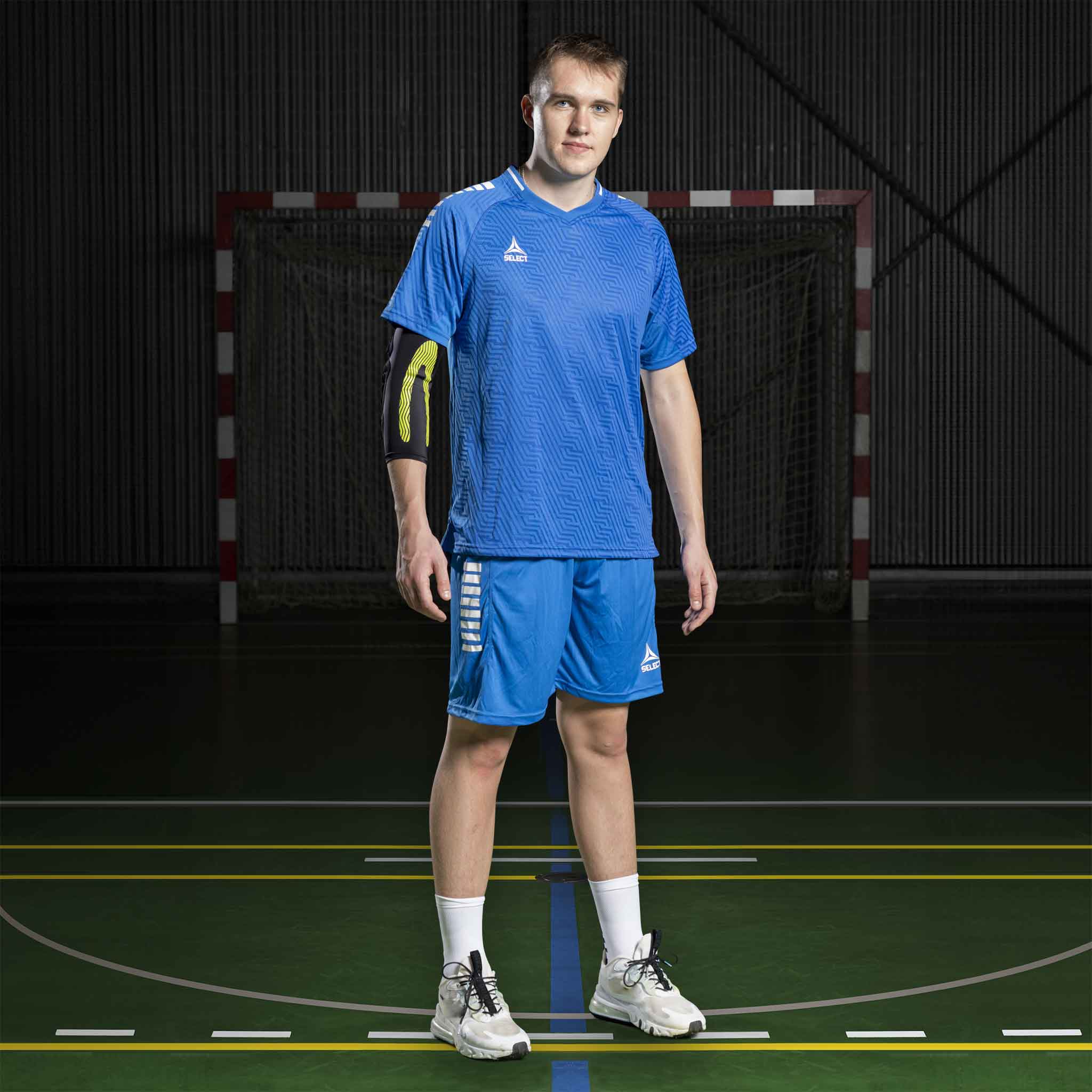 Mannlig håndballspiller i blå og hvit Player shirt S/S Monaco v24, Match & Training wear, på banen.