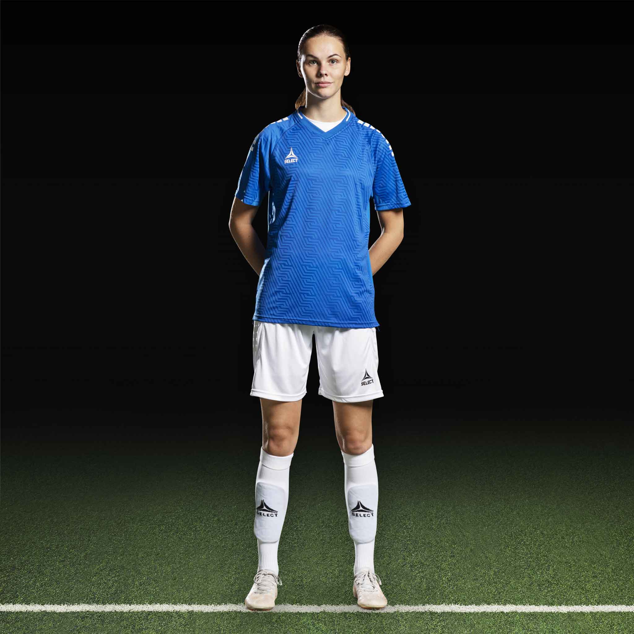 Kvinnelig fotballspiller i blå Player shirt S/S Monaco v24 og hvite shorts, Match & Training wear.