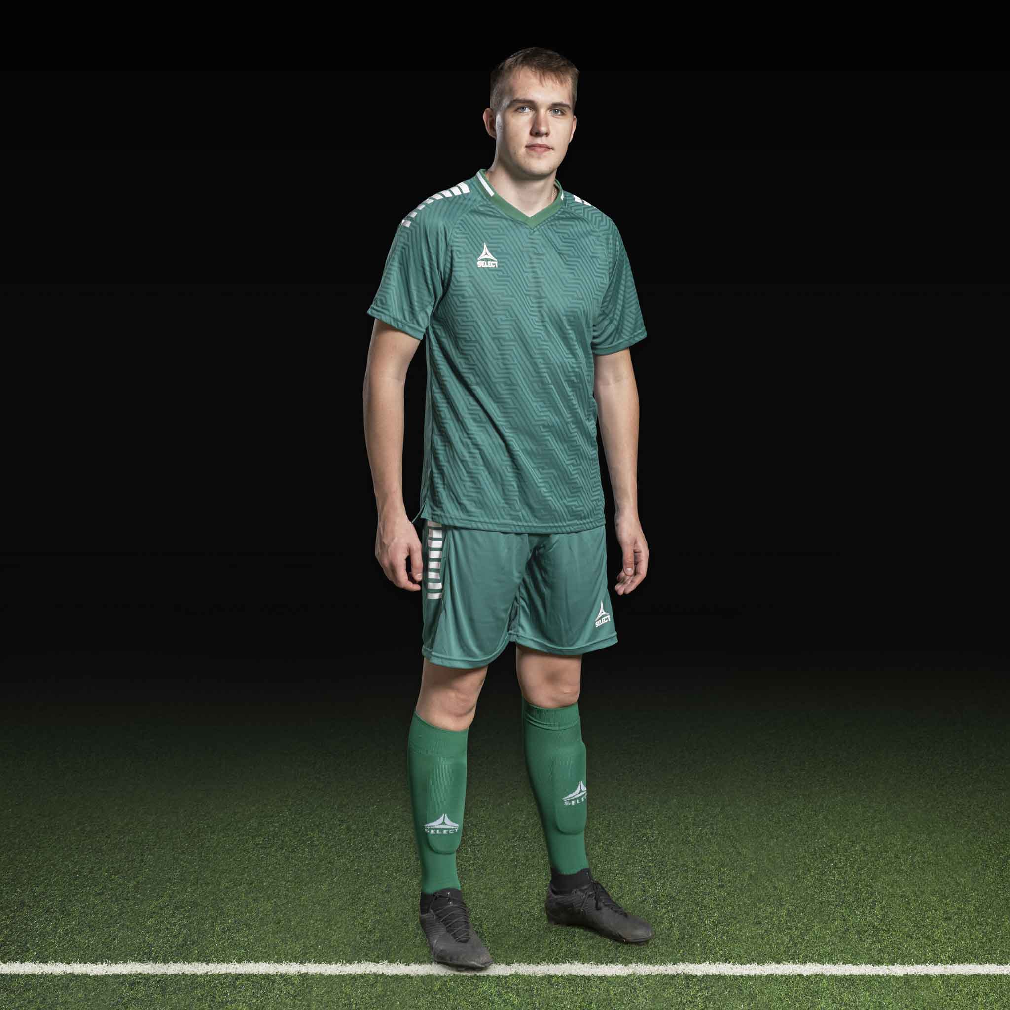 Mannlig fotballspiller i grønn og hvit Player shirt S/S Monaco v24, Match & Training wear, sett forfra.