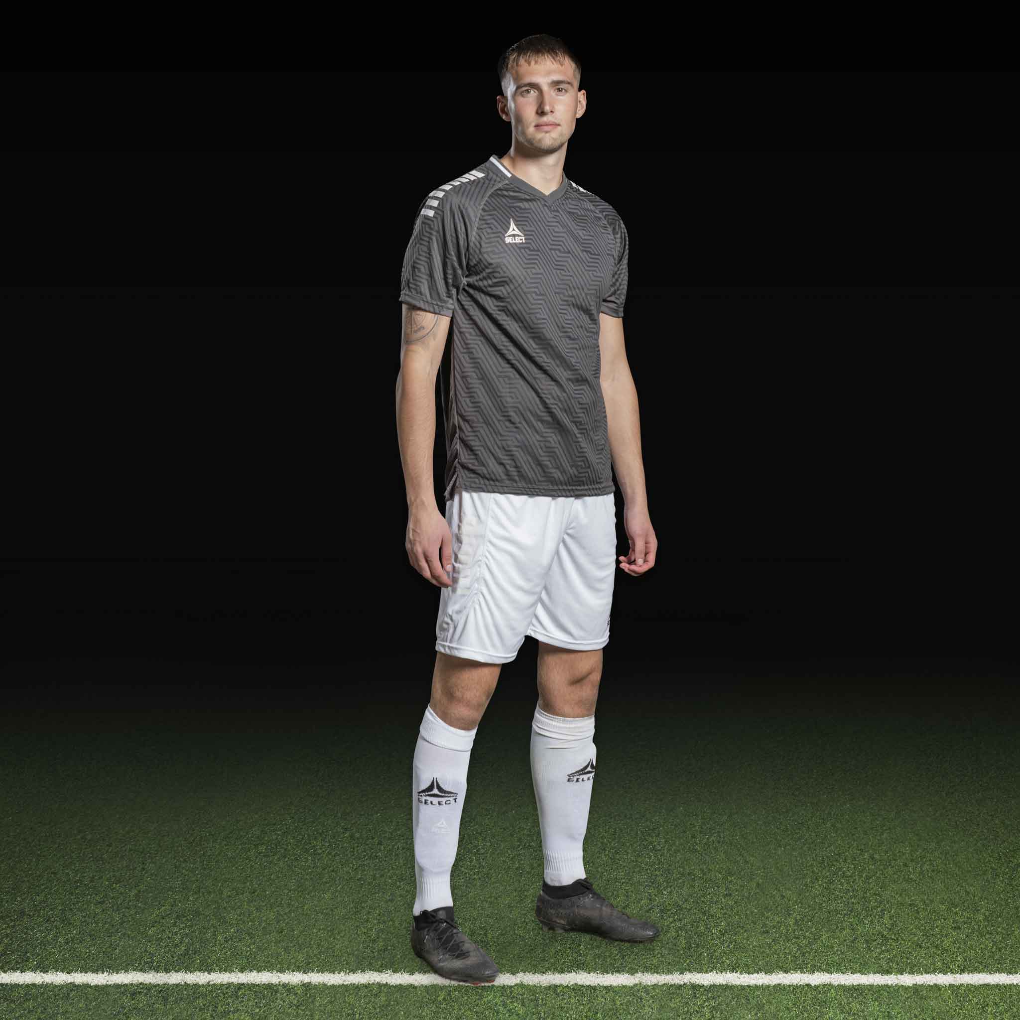 Mannlig fotballspiller i grå Player shirt S/S Monaco v24 og hvite shorts, Match & Training wear.