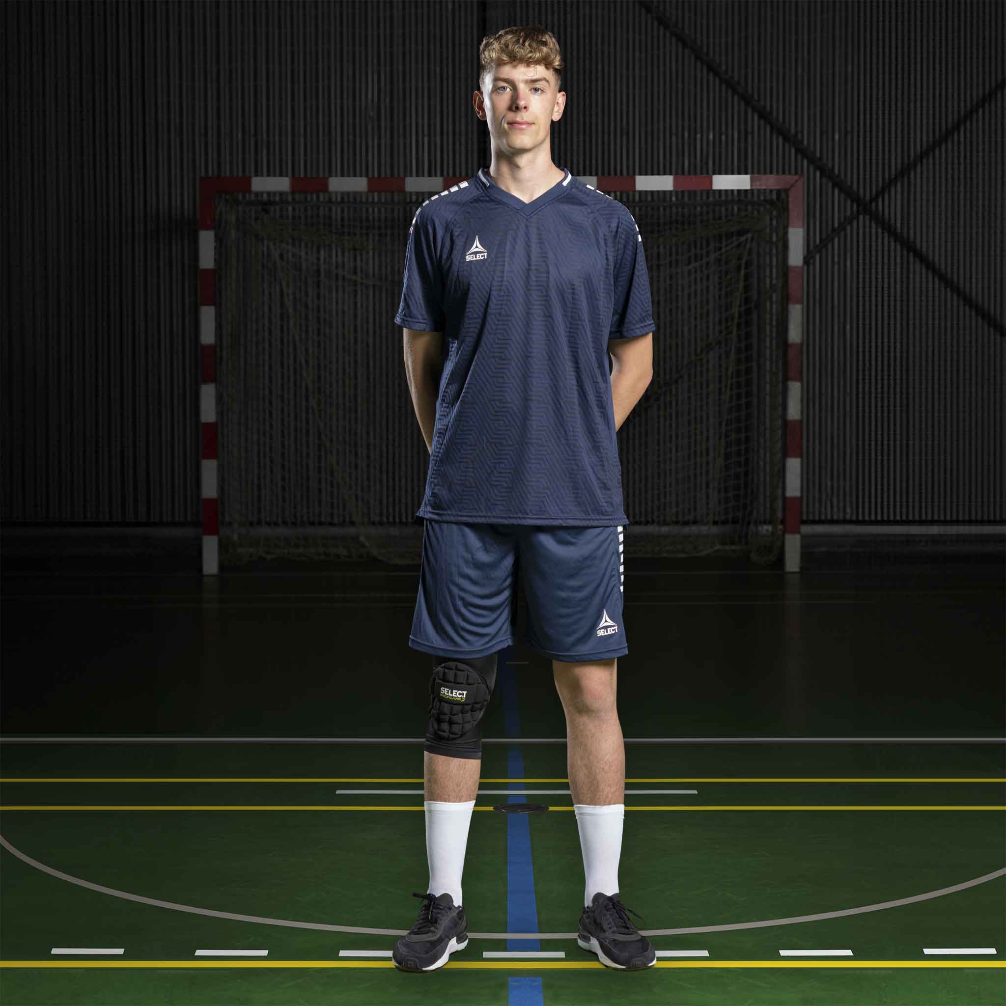 Mannlig håndballspiller i marine/hvit Player shirt S/S Monaco v24, Match & Training wear, på banen.