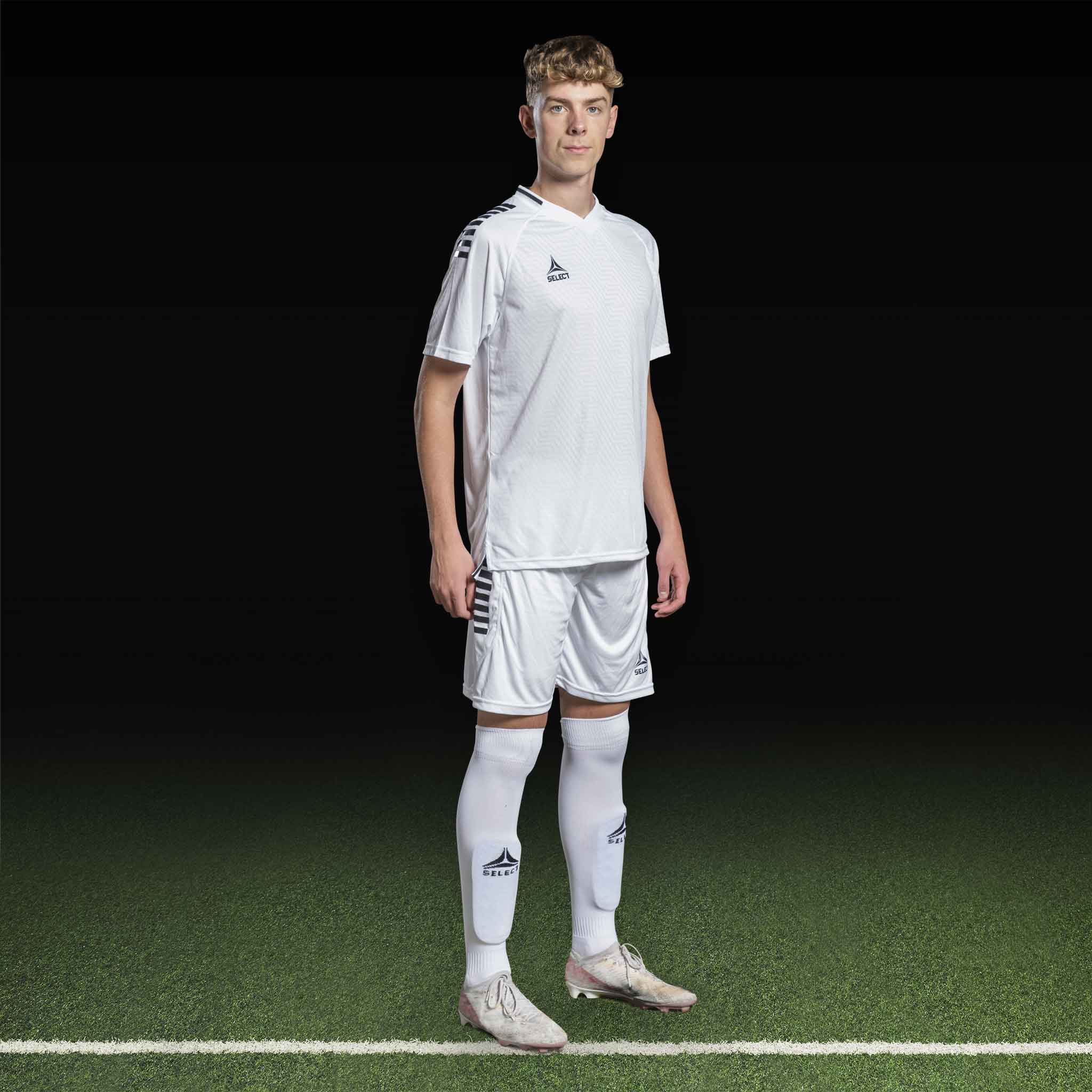 Mannlig fotballspiller i hvit Player shirt S/S Monaco v24, Match & Training wear, med sorte detaljer.