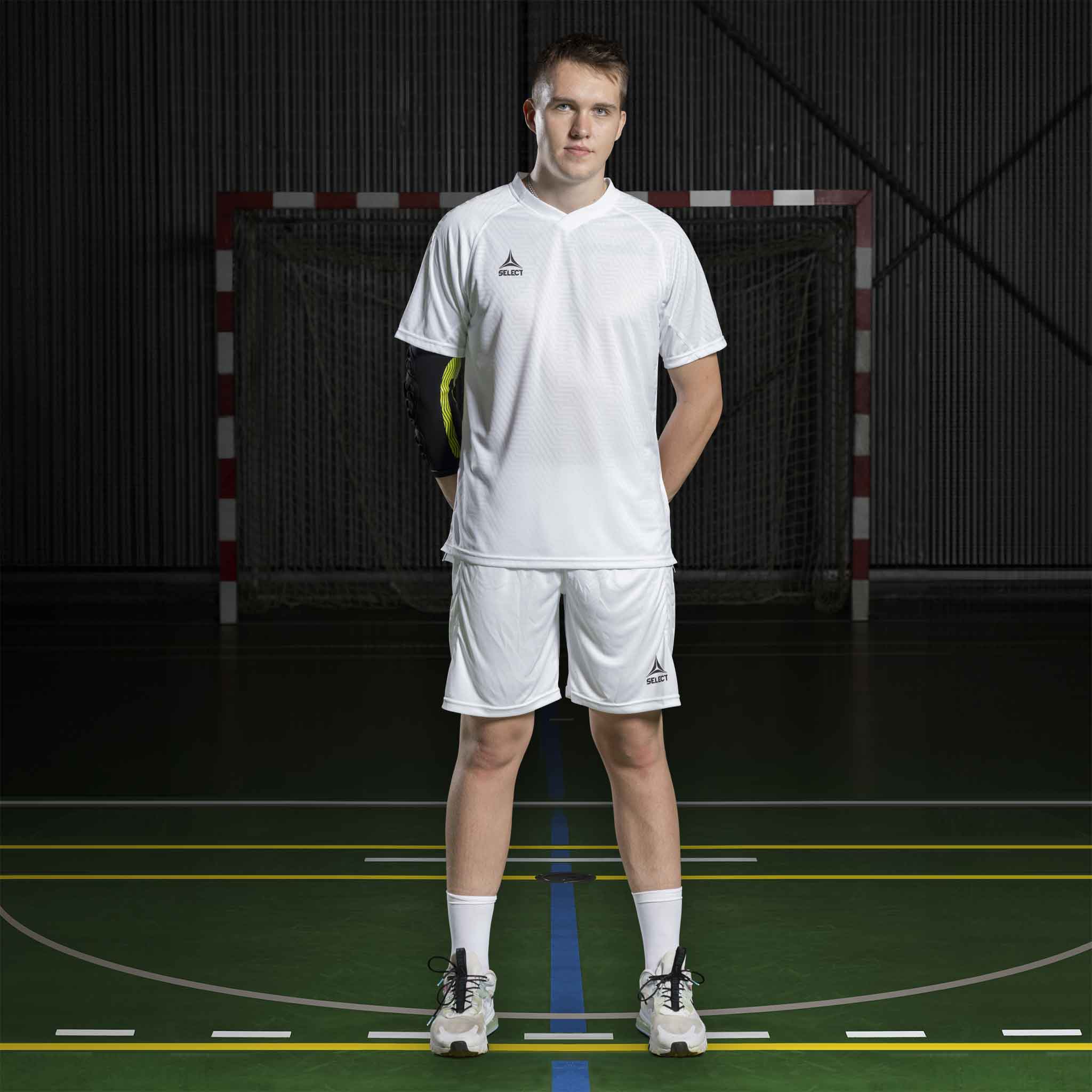 Mannlig håndballspiller i hvit Player shirt S/S Monaco v24, Match & Training wear, forfra på banen.