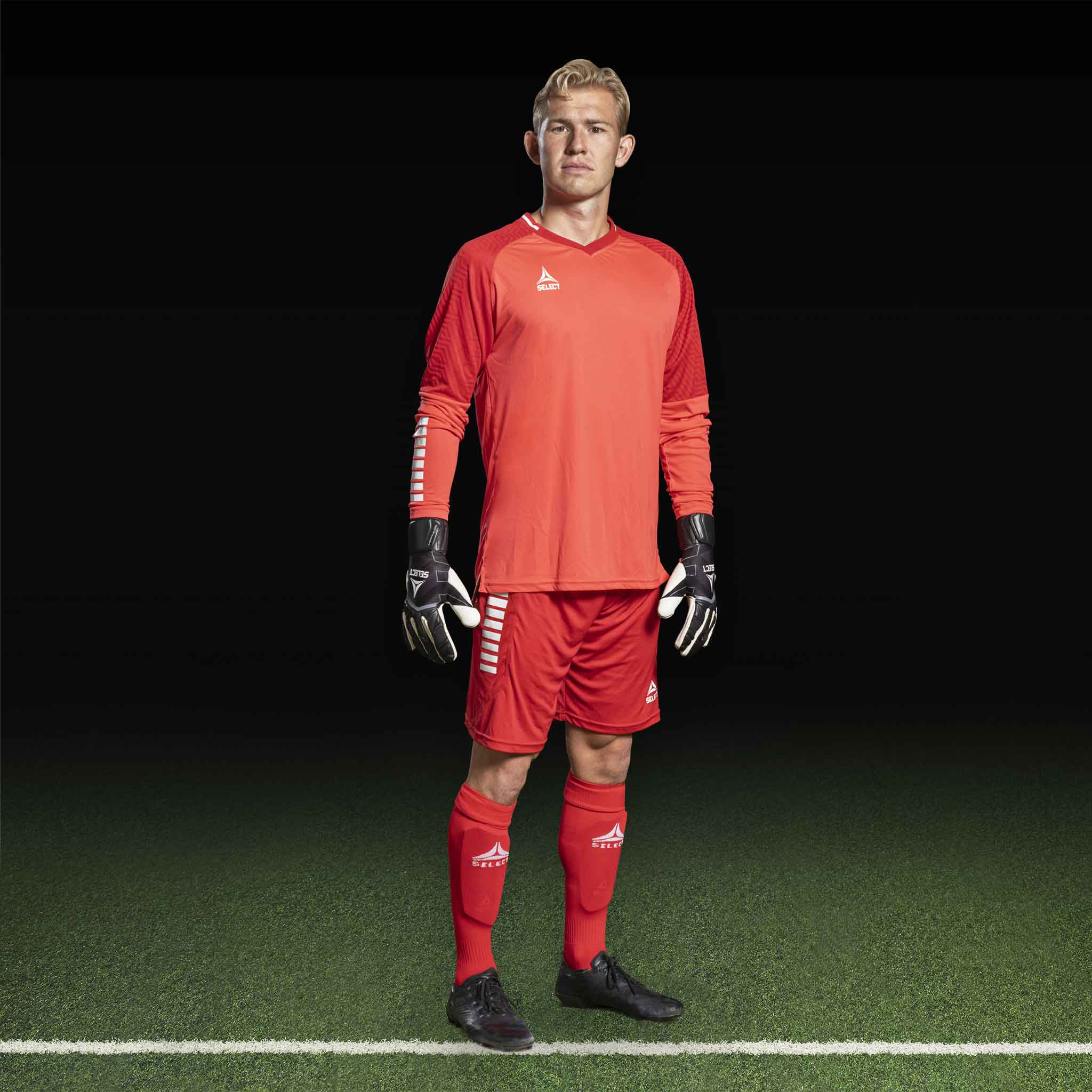 Mannlig fotballspiller i rød Goalkeeper shirt Monaco v24, keeperklær, forfra på banen.