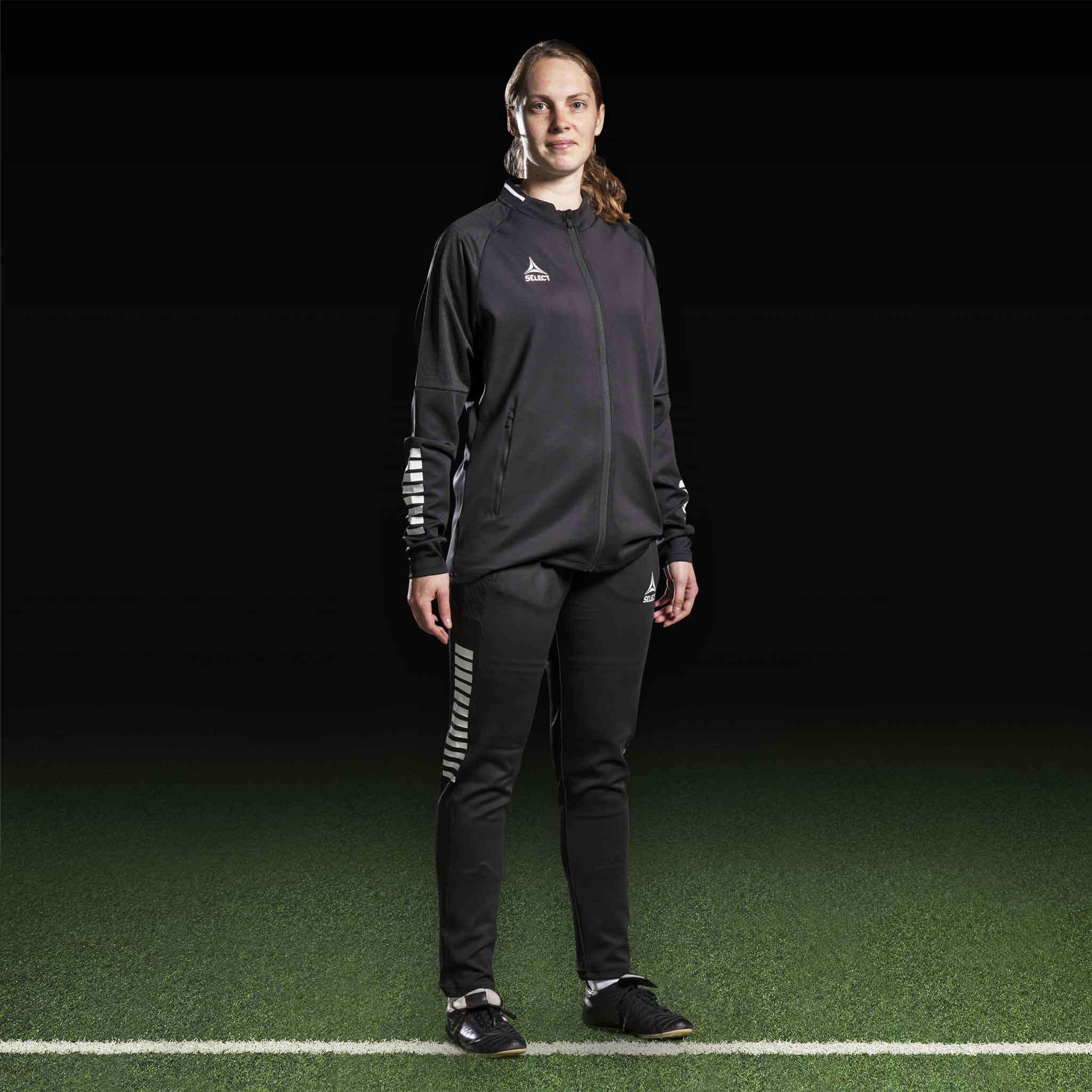 Kvinnelig fotballspiller i sort-hvit Training jacket Monaco v24, Match & Training wear, sett forfra.