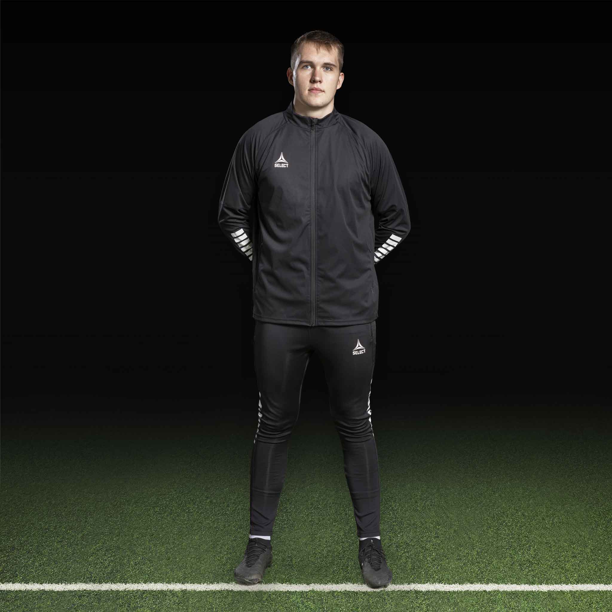 Mannlig fotballspiller i sort-hvit Training jacket Monaco v24, Match & Training wear, sett forfra.