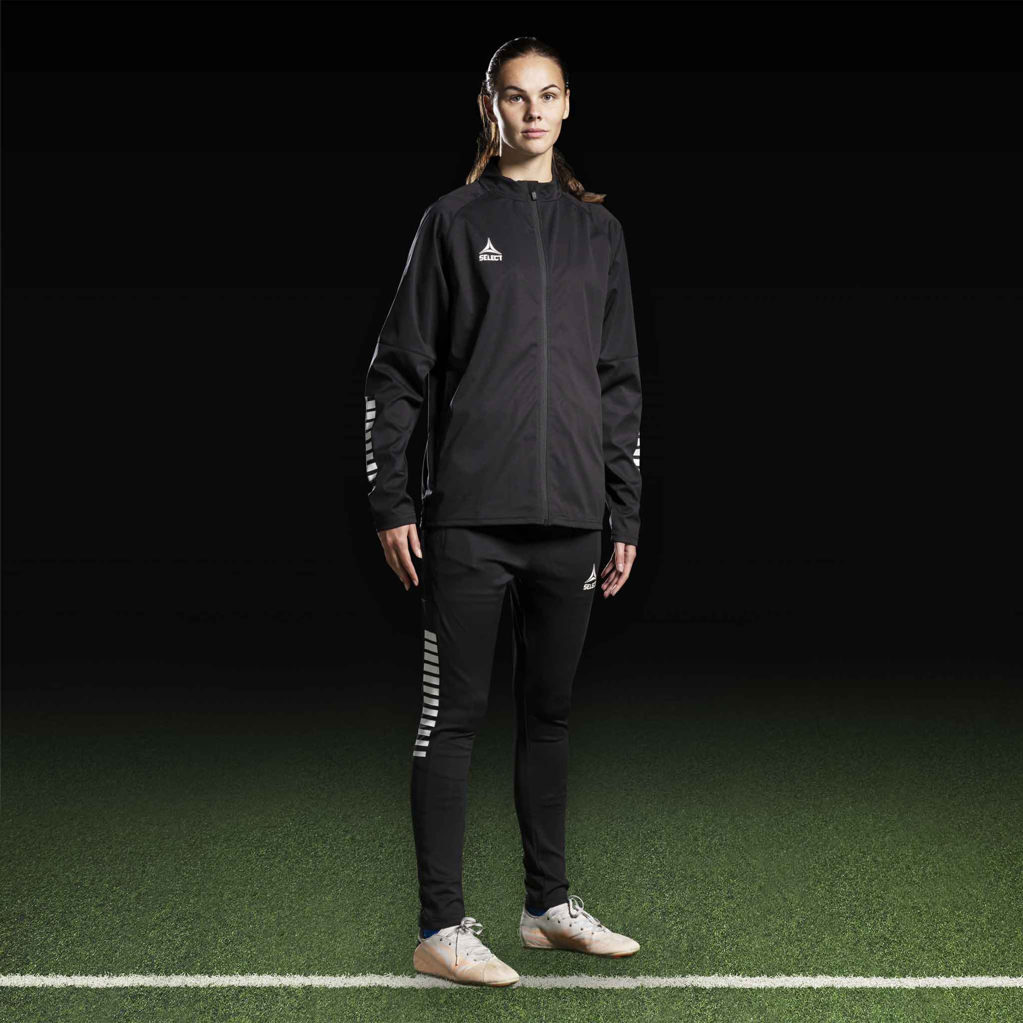 Kvinnelig fotballspiller i sort-hvit Training jacket Monaco v24, Match & Training wear, forfra.