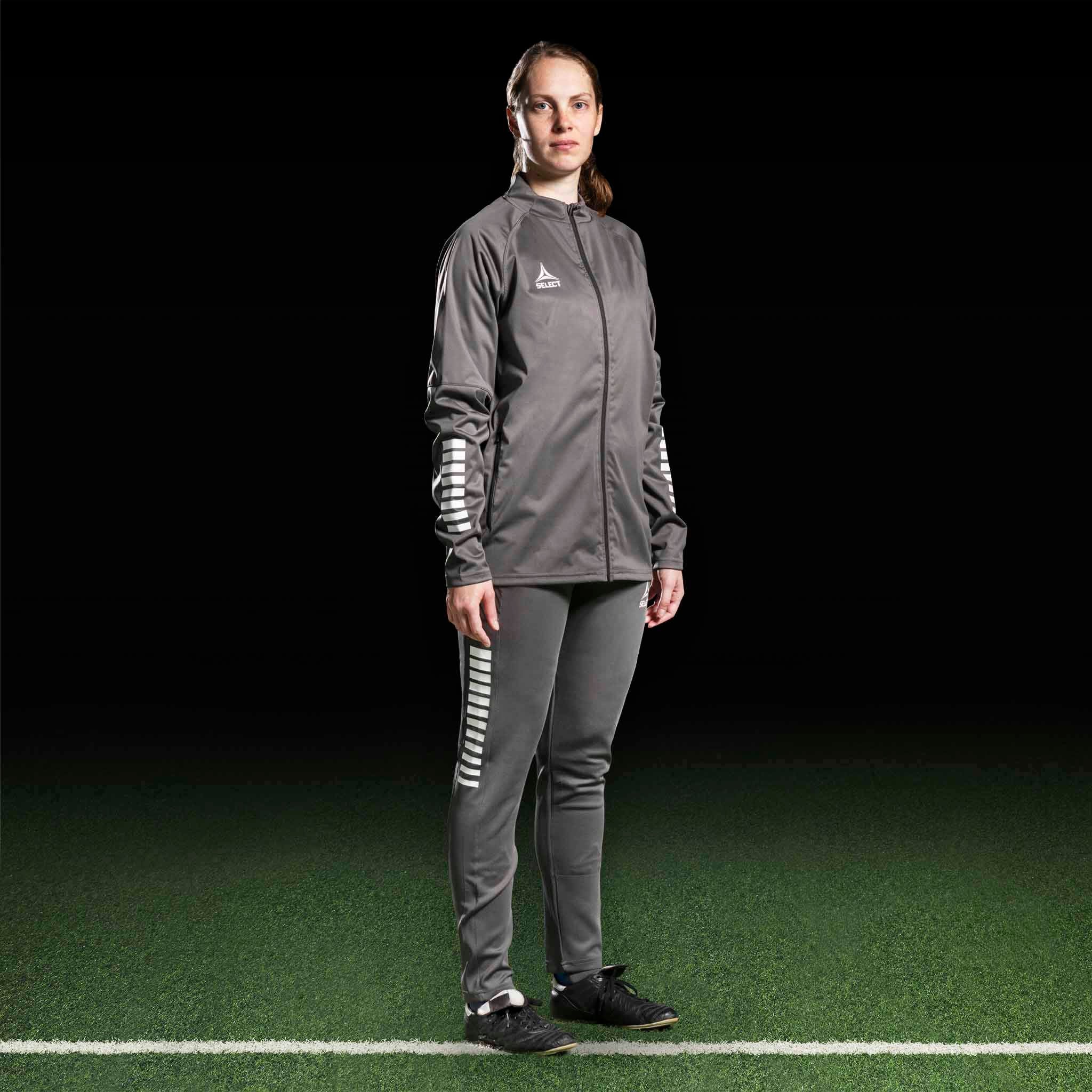 Kvinnelig fotballspiller i grå og hvit Training jacket Monaco v24, Match & Training wear, sett forfra.