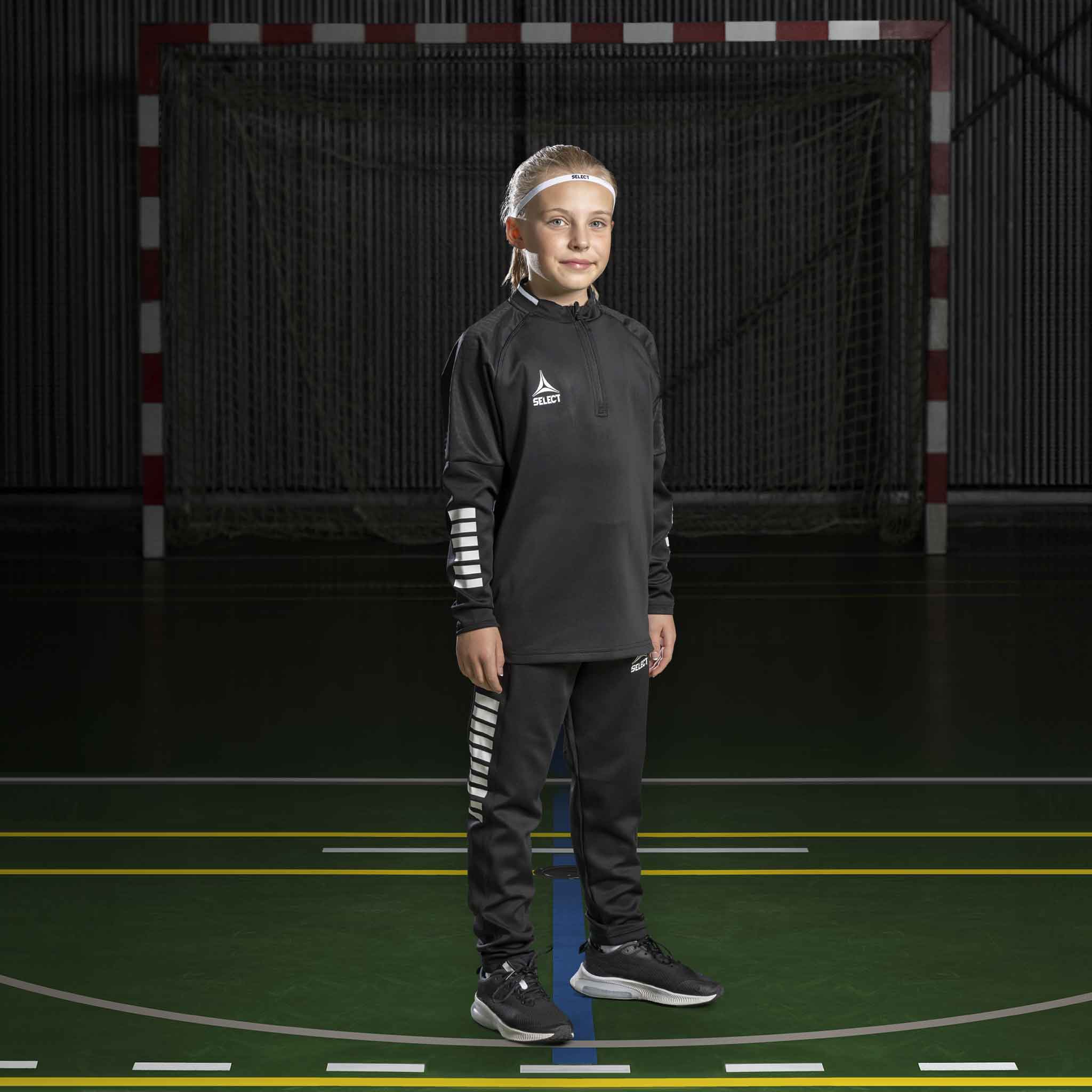 Håndballgutt i sort Training sweat 1/2 zip Monaco v24, Match & Training wear, på innendørs bane.
