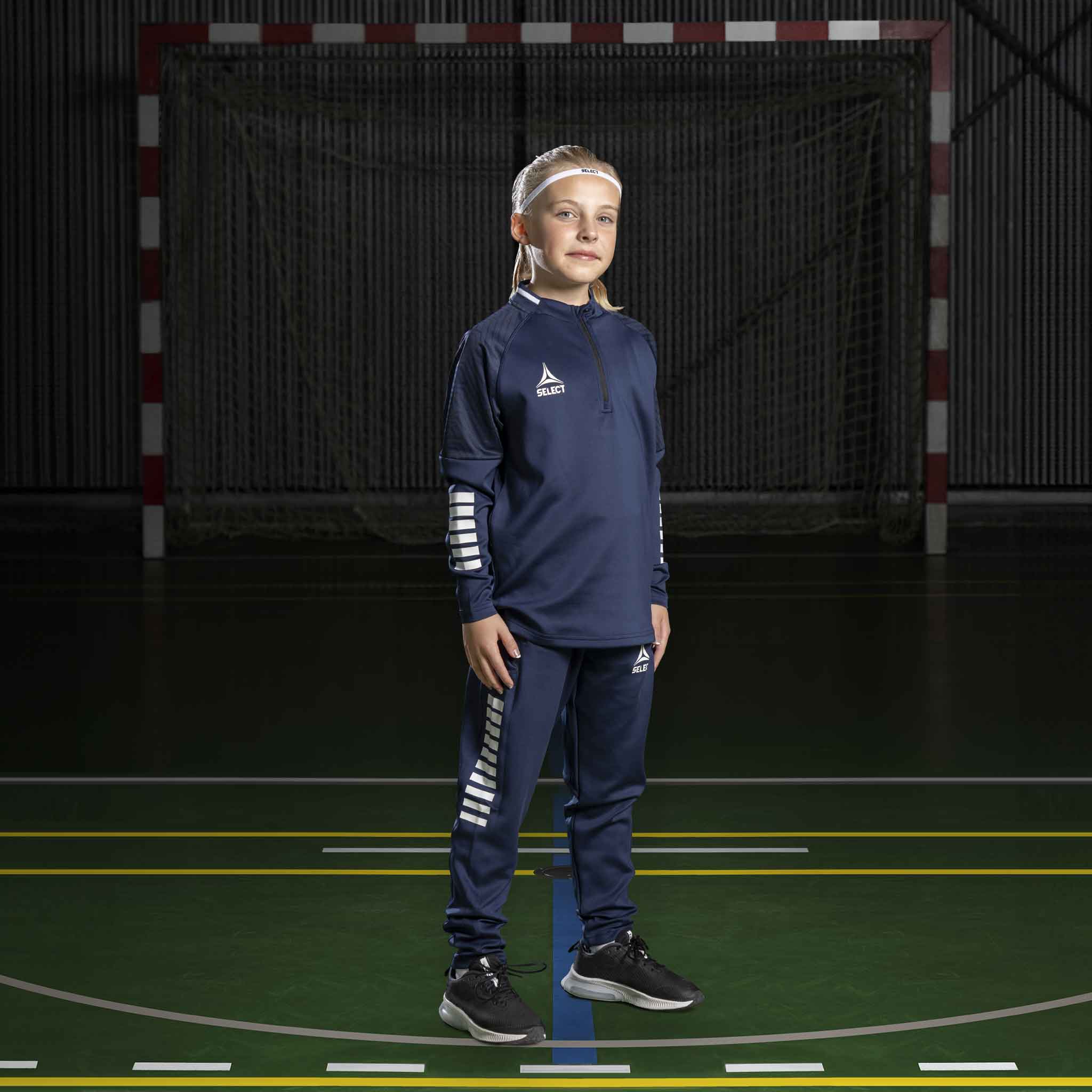Gutt håndballspiller i marine/hvit Training sweat 1/2 zip Monaco v24, Match & Training wear, på bane.