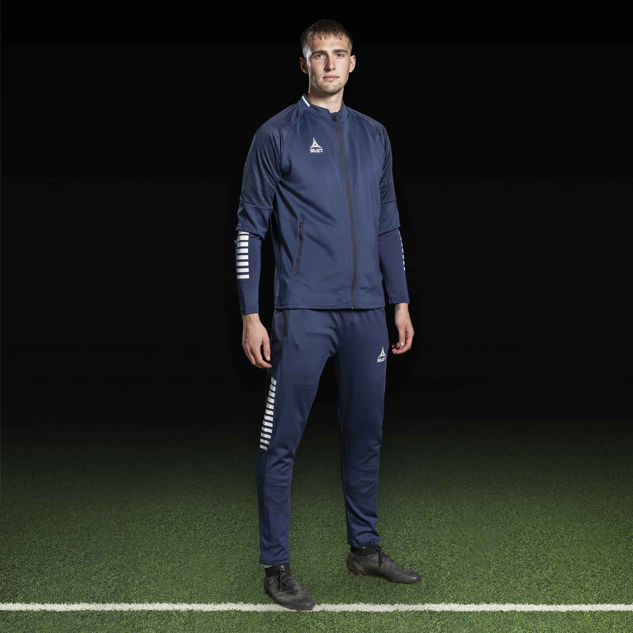 Mannlig fotballspiller i marineblå-hvit Zip jakke & Treningsbukse slim fit Monaco v24, Kamp- & Treningsklær, sett forfra