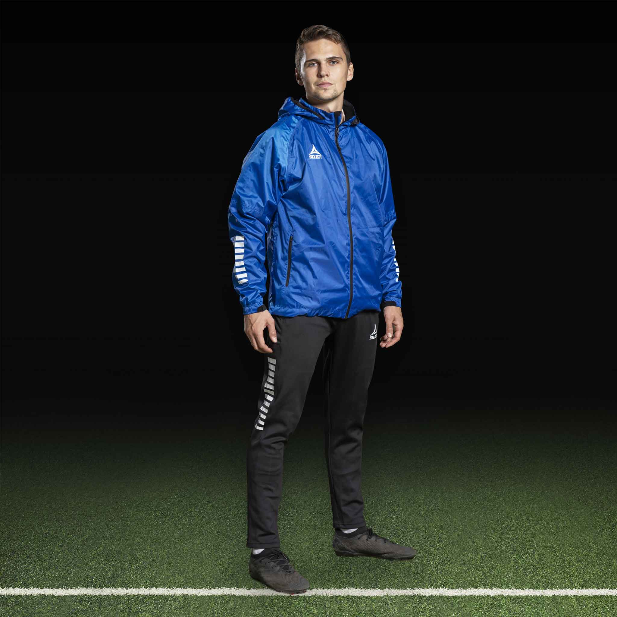 Mannlig fotballspiller i sorte Training pants Regular Fit Monaco v24, Match & Training wear, forfra på banen.