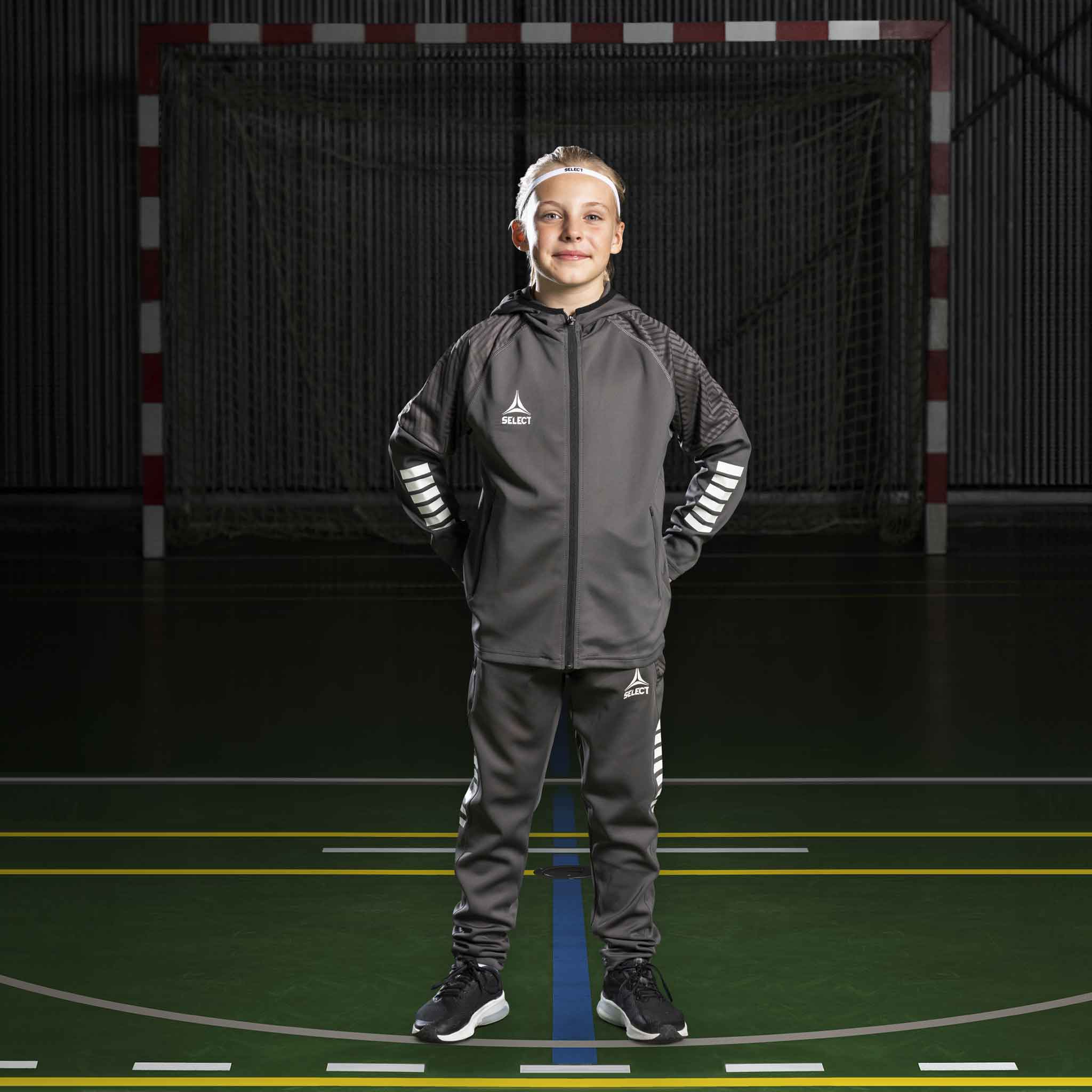 Håndballgutt i grå og hvit Zip hoodie Monaco v24, Match & Training wear, sett forfra på banen.