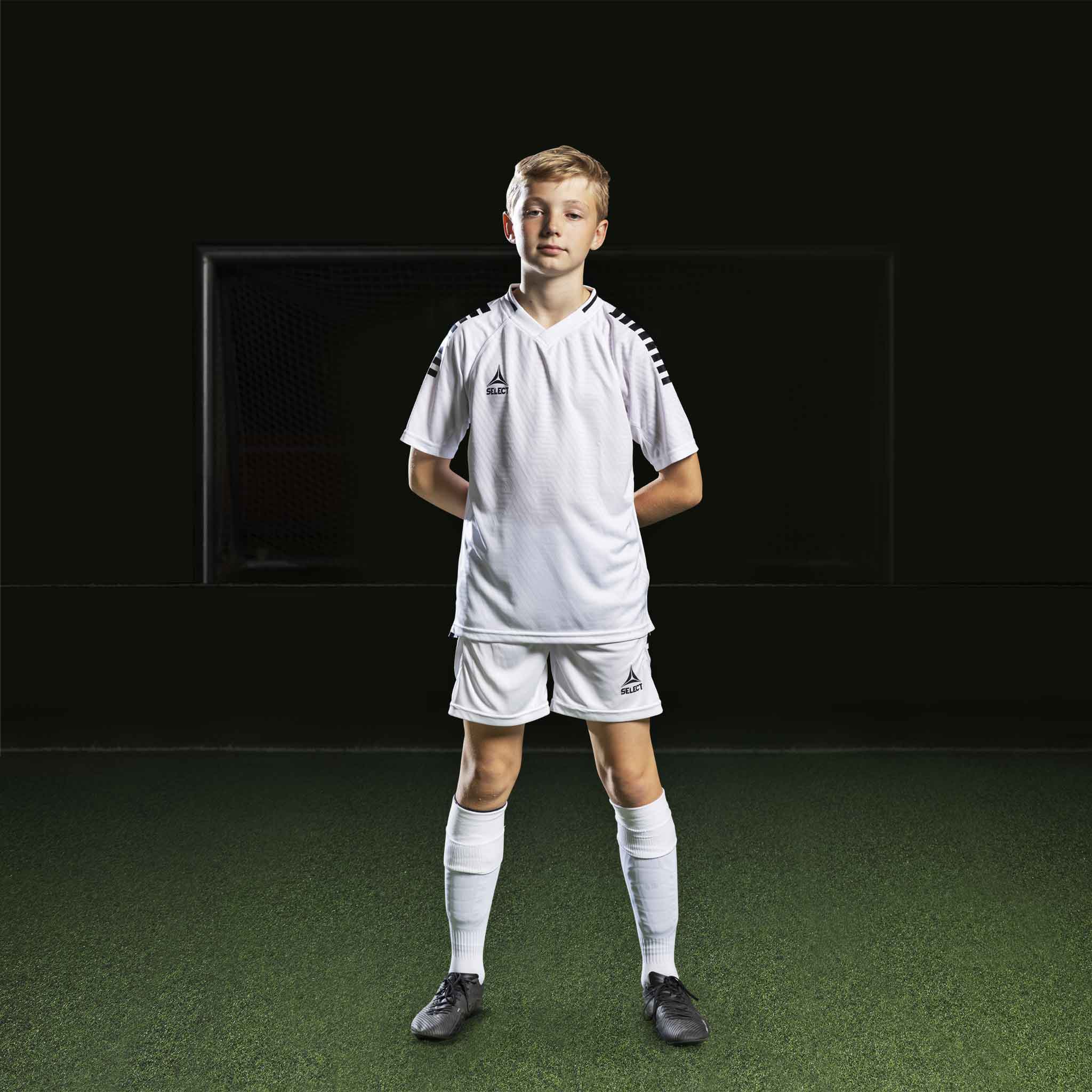 Gutt fotballspiller i hvite Player shorts Monaco v24, Match & Training wear, sett forfra.