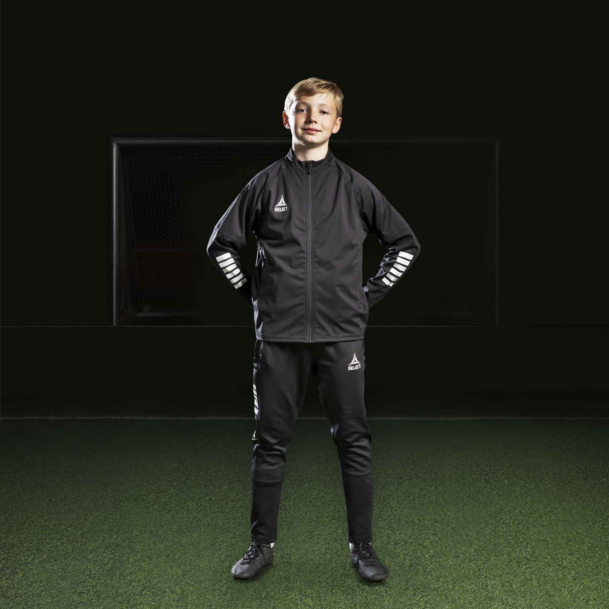 Gutt fotballspiller i sort-hvit Training jacket Monaco v24, Match & Training-tøy, sett forfra.