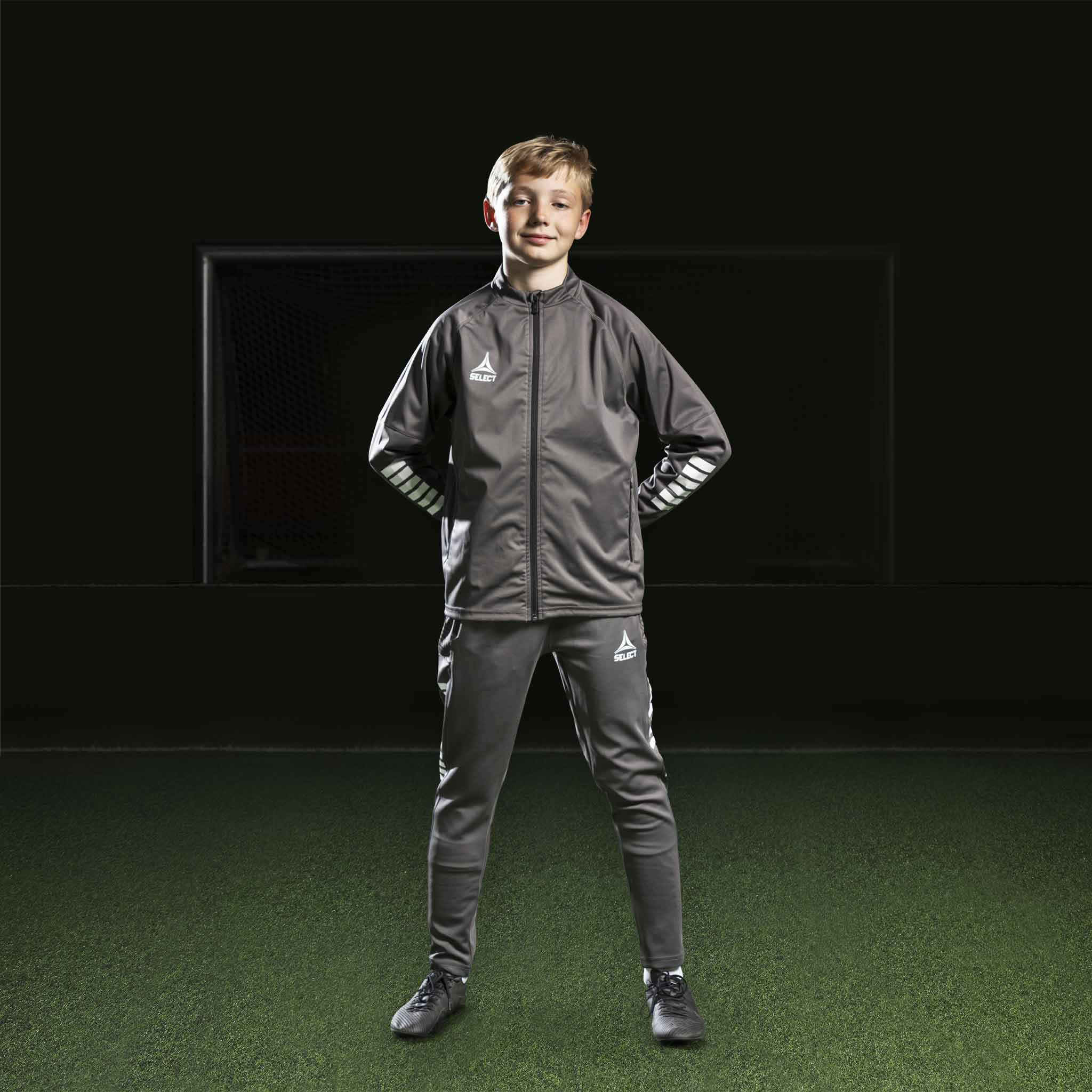 Gutt fotballspiller i grå og hvit Training jacket Monaco v24, Match & Training wear.